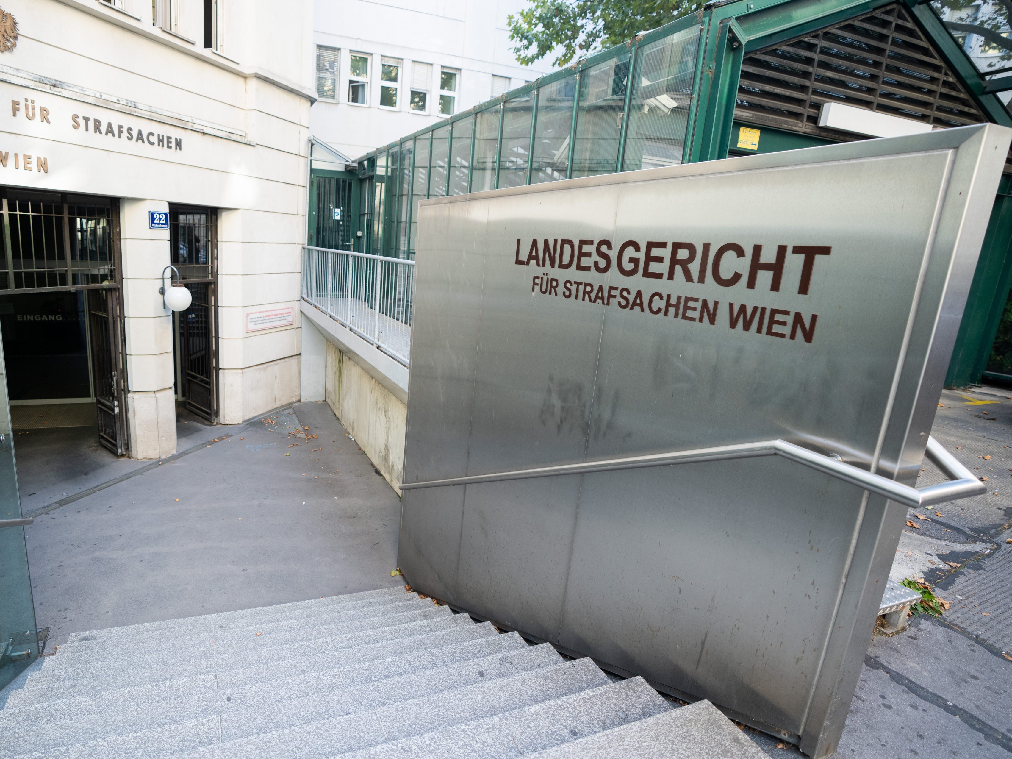 Der Prozess um einen Halsstich nach einem Deutschkurs in Wien wurde auf 9. Jänner vertagt.