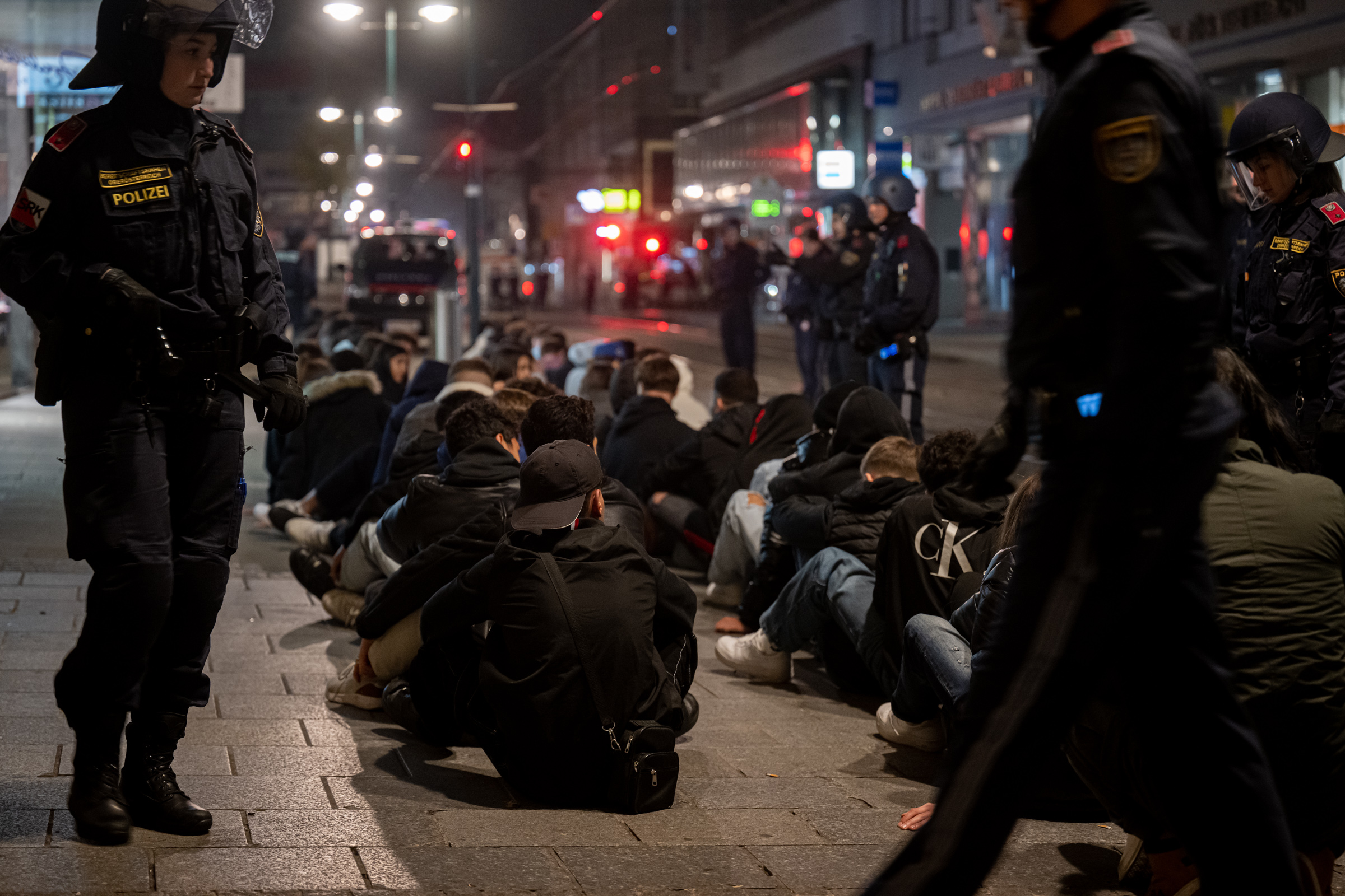 Inzwischen ist die Identität von 129 Verdächtigen geklärt, die für die Krawalle in der Halloween-Nacht mitverantwortlich gewesen sein sollen. Inzwischen ist die Identität von 129 Verdächtigen geklärt, die für die Krawalle in der Halloween-Nacht mitverantwortlich gewesen sein sollen.
