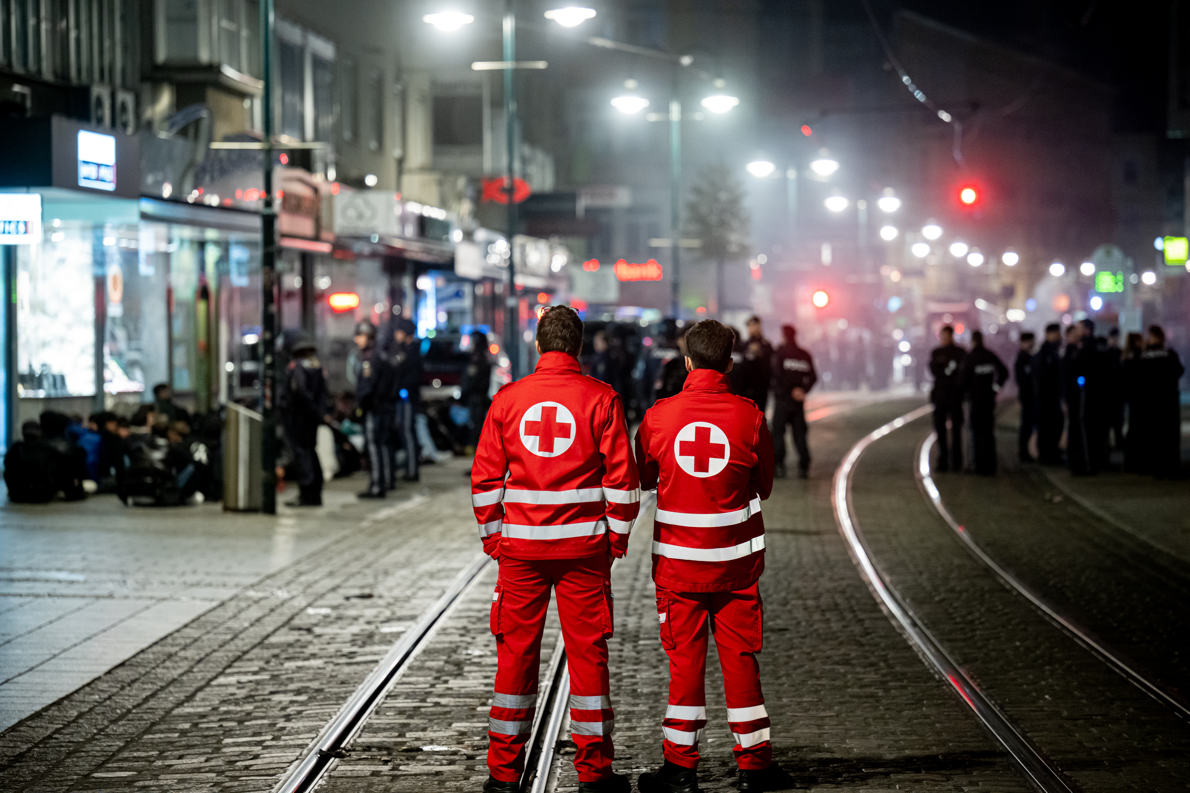 Rettungshelfer im Einsatz während der Ausschreitungen in der Linzer Innenstadt. Rettungshelfer im Einsatz während der Ausschreitungen in der Linzer Innenstadt.