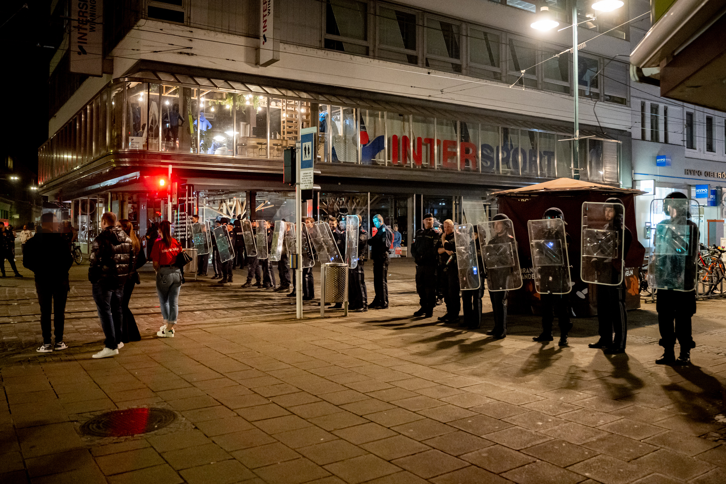 Für die Polizeibeamten bedeuteten die Krawalle höchste Alarmbereitschaft. Für die Polizeibeamten bedeuteten die Krawalle höchste Alarmbereitschaft.