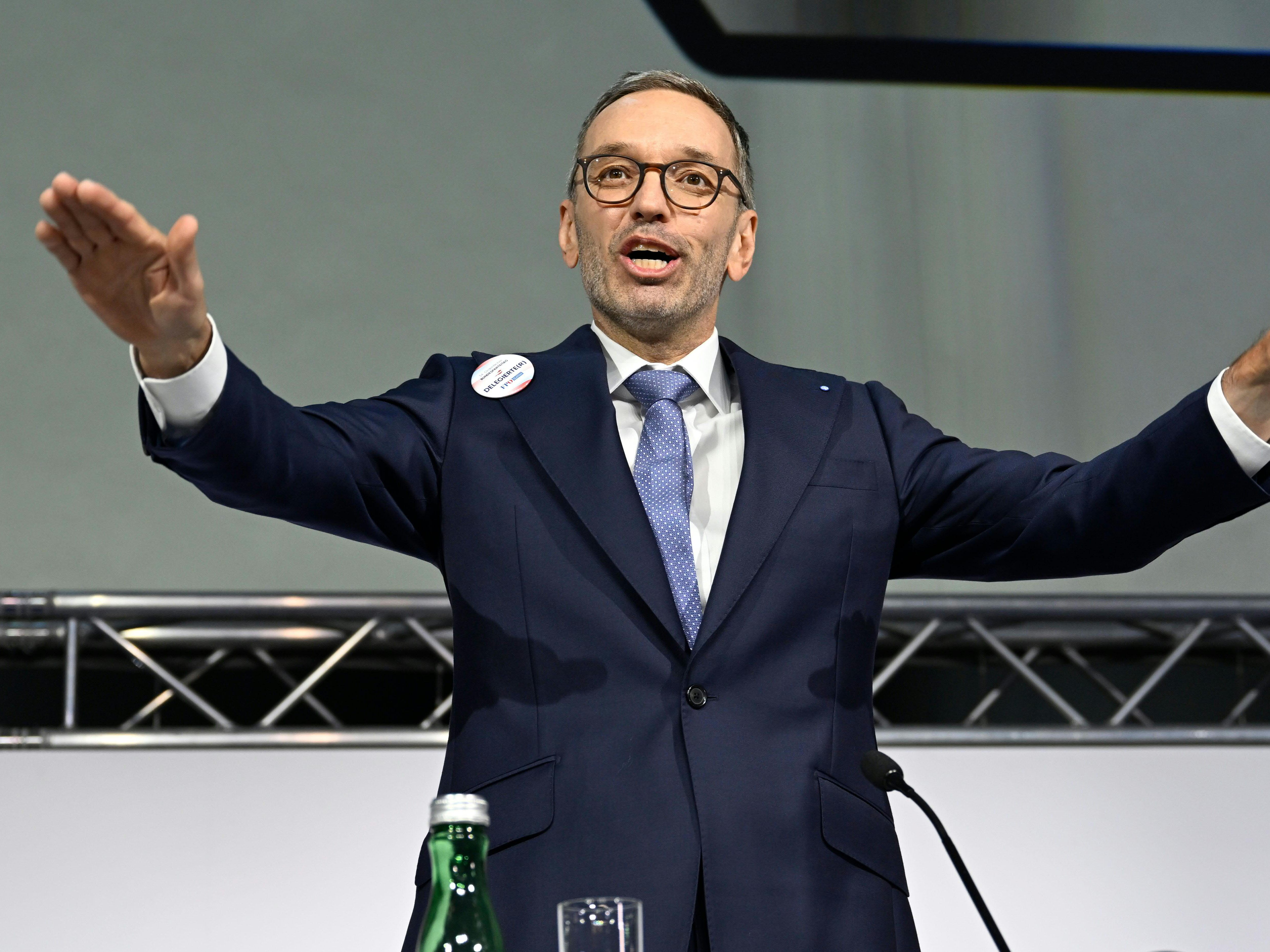 Kickl fordert Transparenz der Ausgaben im Flüchtlingsbereich. Kickl fordert Transparenz der Ausgaben im Flüchtlingsbereich.
