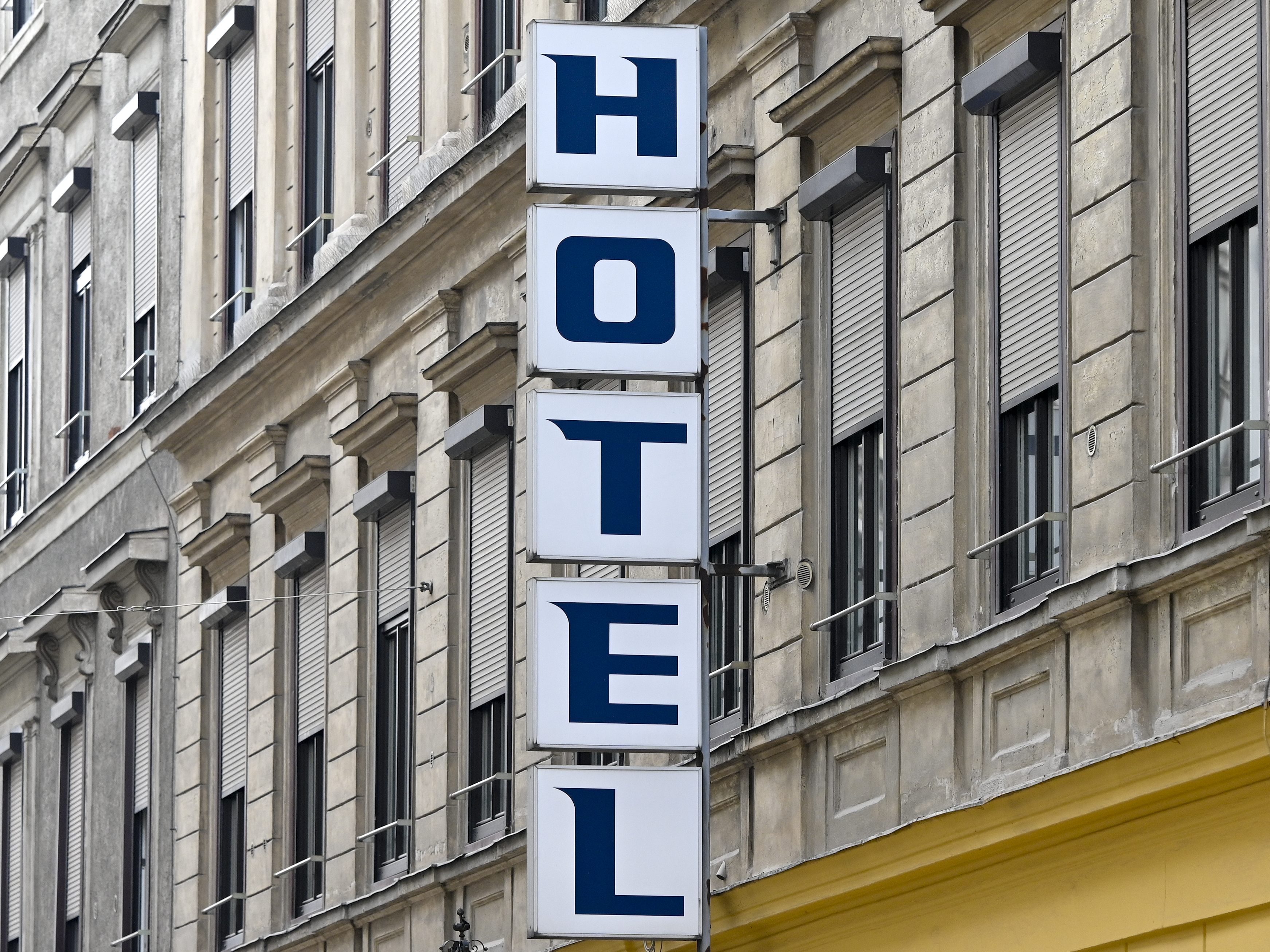 Aktivisten besetzten ein leer stehendes Hotel in Innsbruck.