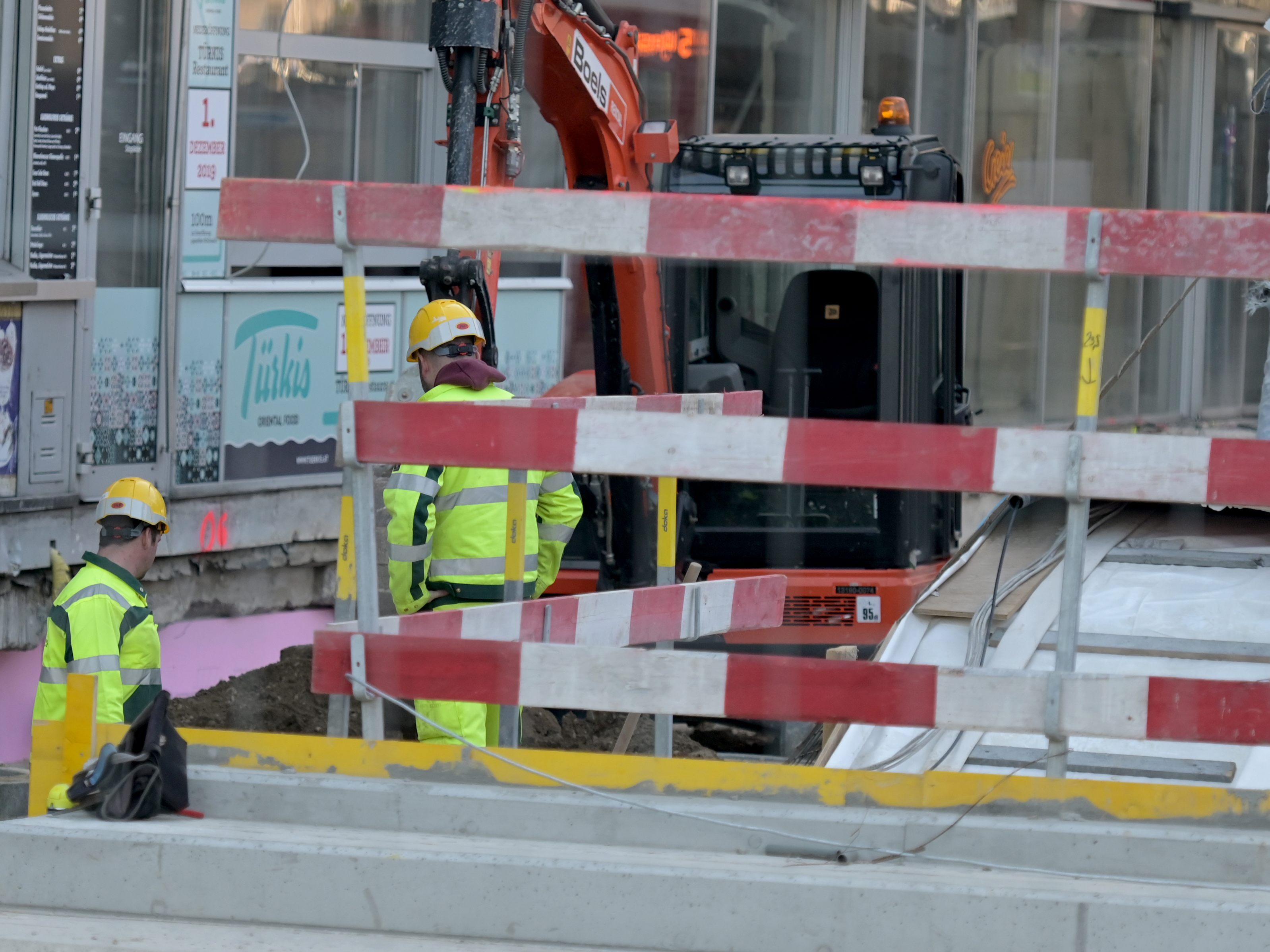 Ab dem 14. November wird in der Wiener Aspernstraße der Gehsteig saniert.