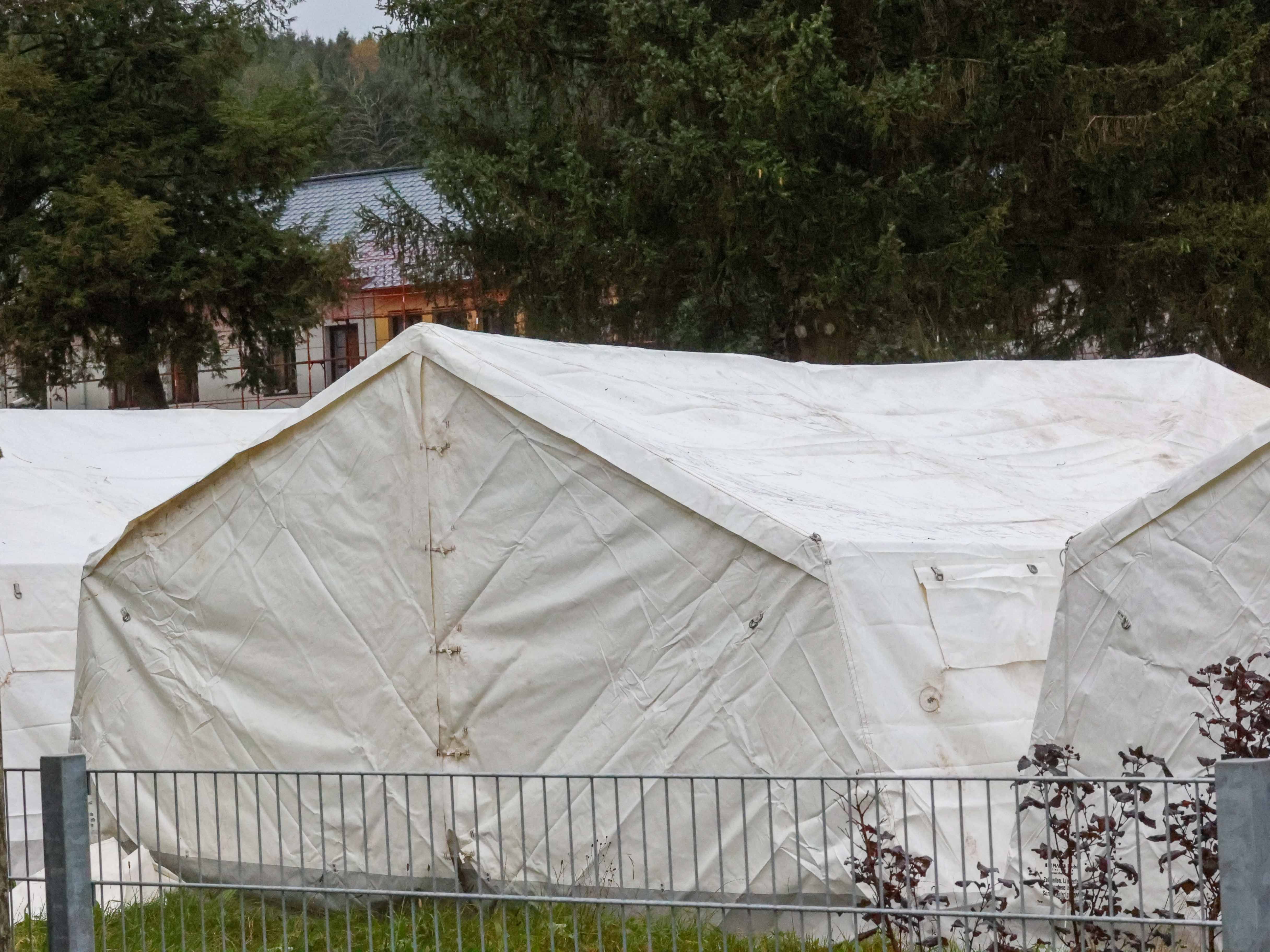 Im Oktober erfolgte der Aufbau der Zeltquartiere in St. Georgen im Attergau. Im Oktober erfolgte der Aufbau der Zeltquartiere in St. Georgen im Attergau.