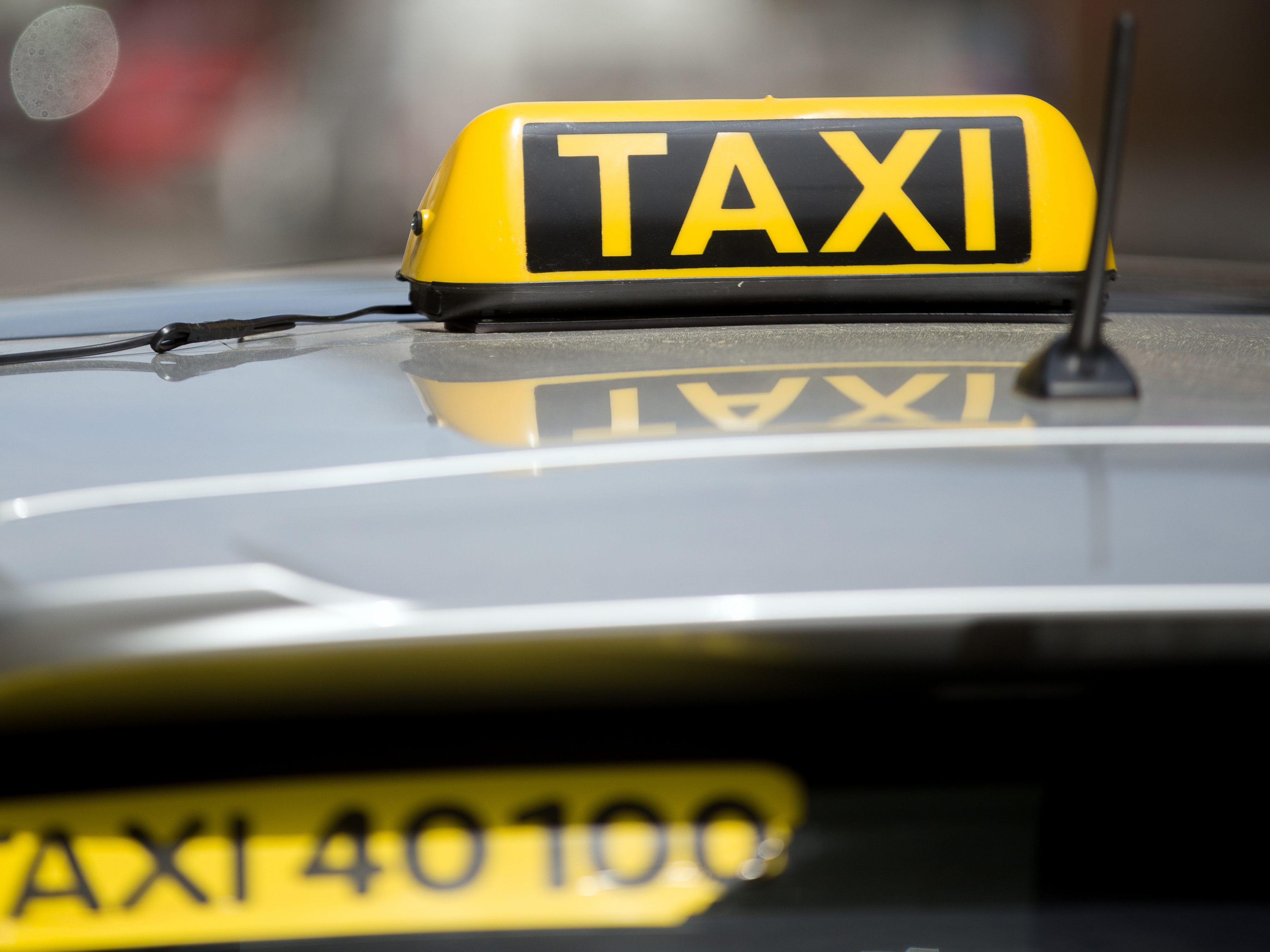 Ein 19-Jähriger wurde wegen eines versuchten Raubüberfall auf einen Wiener Taxilenker nicht rechtskräftig zu zwei Jahren Haft verurteilt. Ein 19-Jähriger wurde wegen eines versuchten Raubüberfall auf einen Wiener Taxilenker nicht rechtskräftig zu zwei Jahren Haft verurteilt.