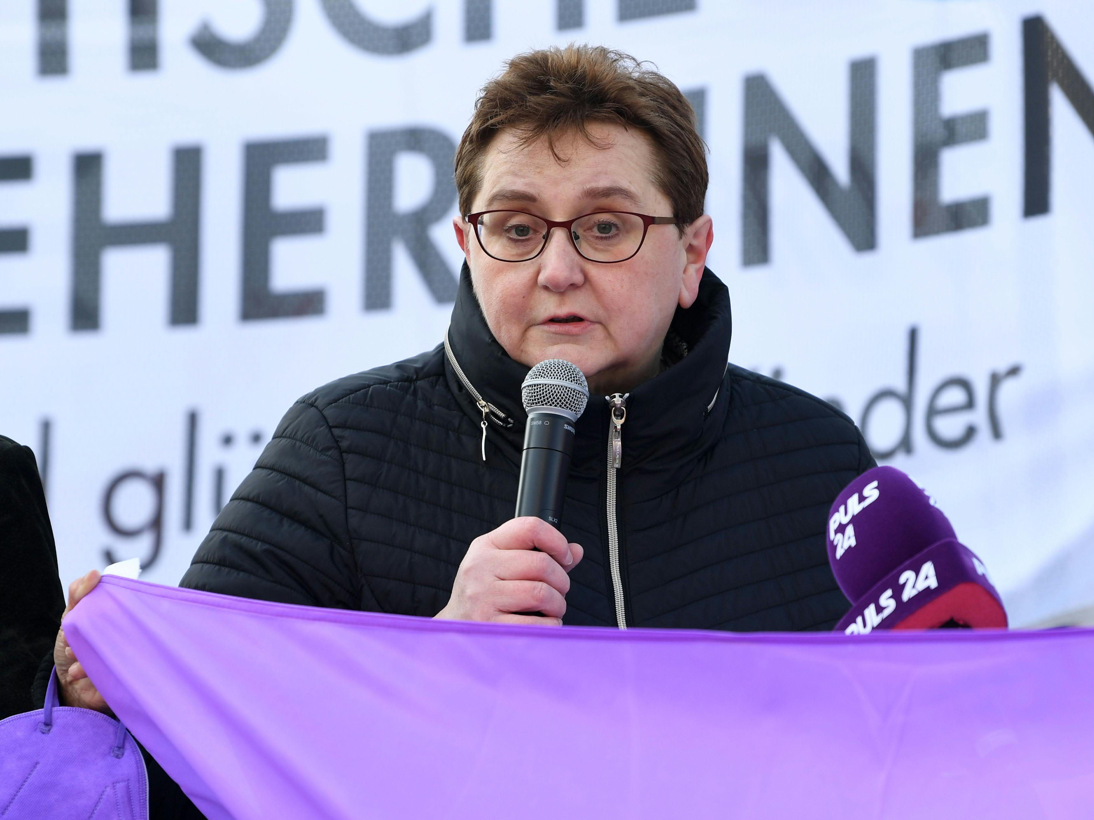 Klaudia Frieben, vom Österreichischen Frauenring, kritisiert, wie viele andere Frauenrechtsorganisationen, die geplante Kindschaftsrecht-Reform.