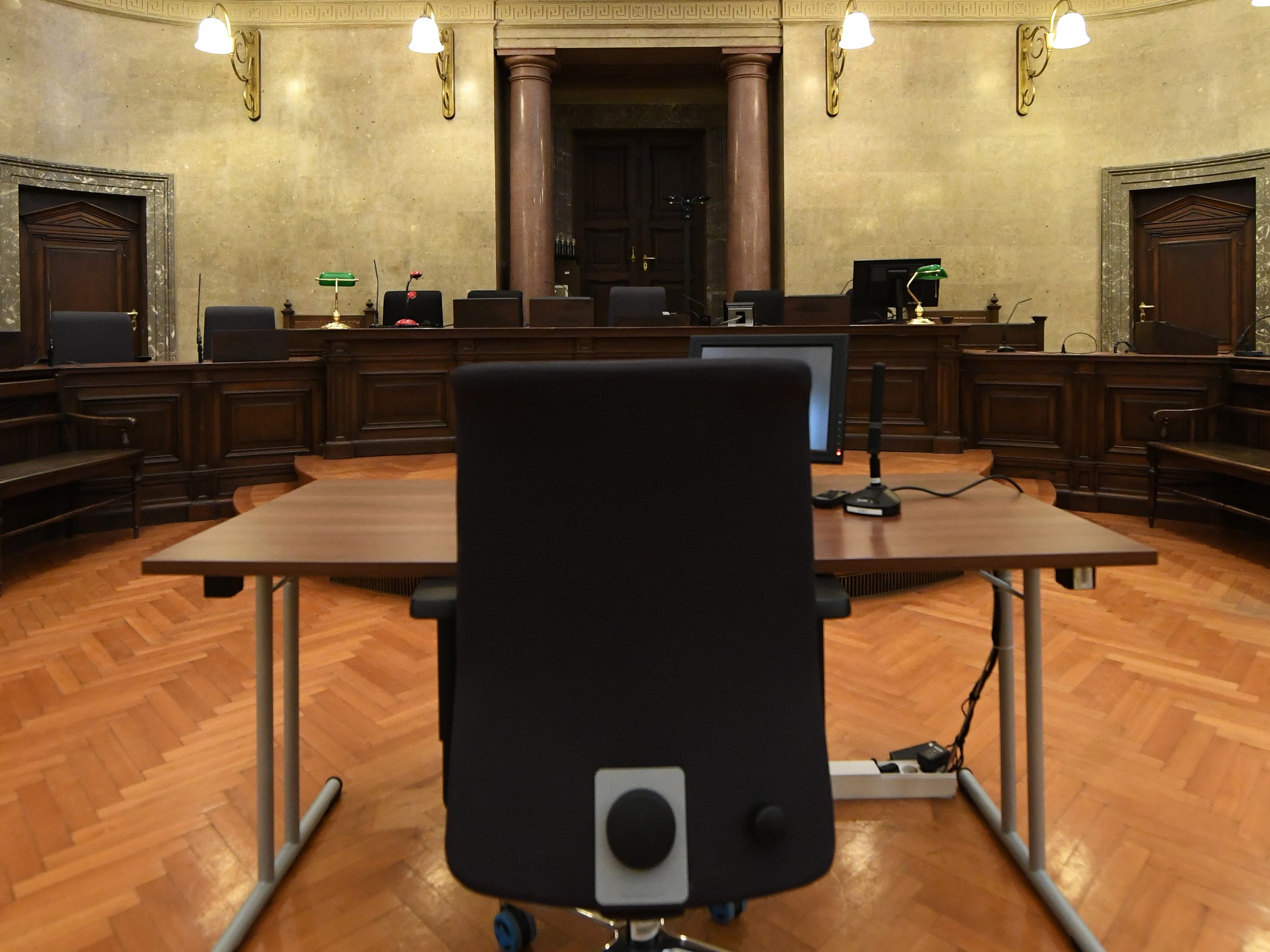 Ein Mann in Kärnten bekam die Höchststrafe, weil er seine Töchter jahrelang missbraucht haben soll. Ein Mann in Kärnten bekam die Höchststrafe, weil er seine Töchter jahrelang missbraucht haben soll.