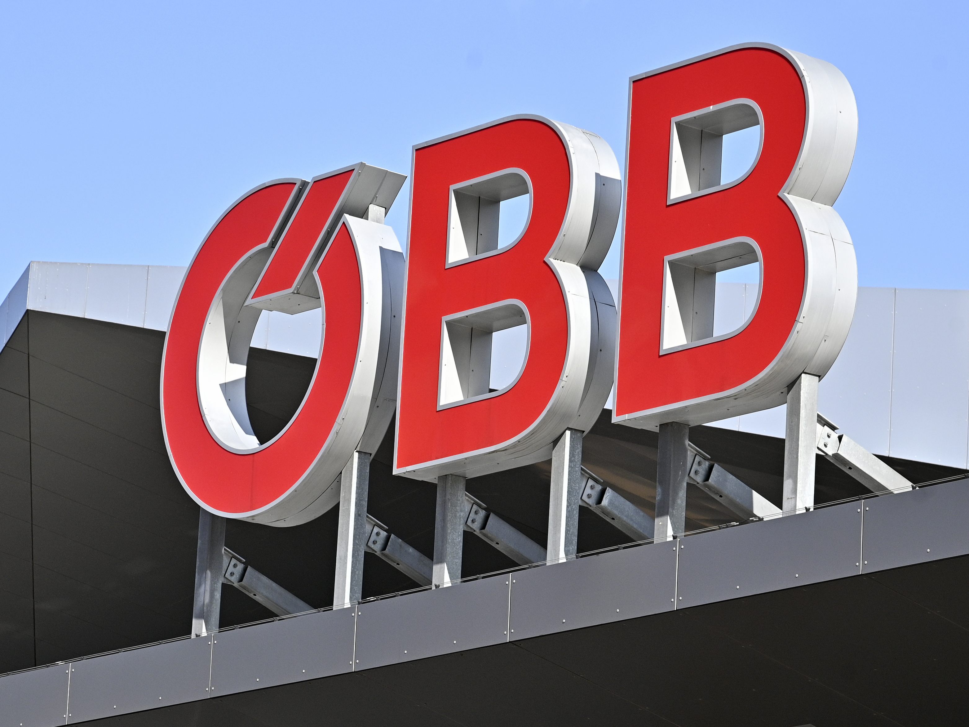 In Höflein in Niedreösterreich nahm die ÖBB das weltweit erste Windrad für Bahnstrom in Betrieb. In Höflein in Niedreösterreich nahm die ÖBB das weltweit erste Windrad für Bahnstrom in Betrieb.