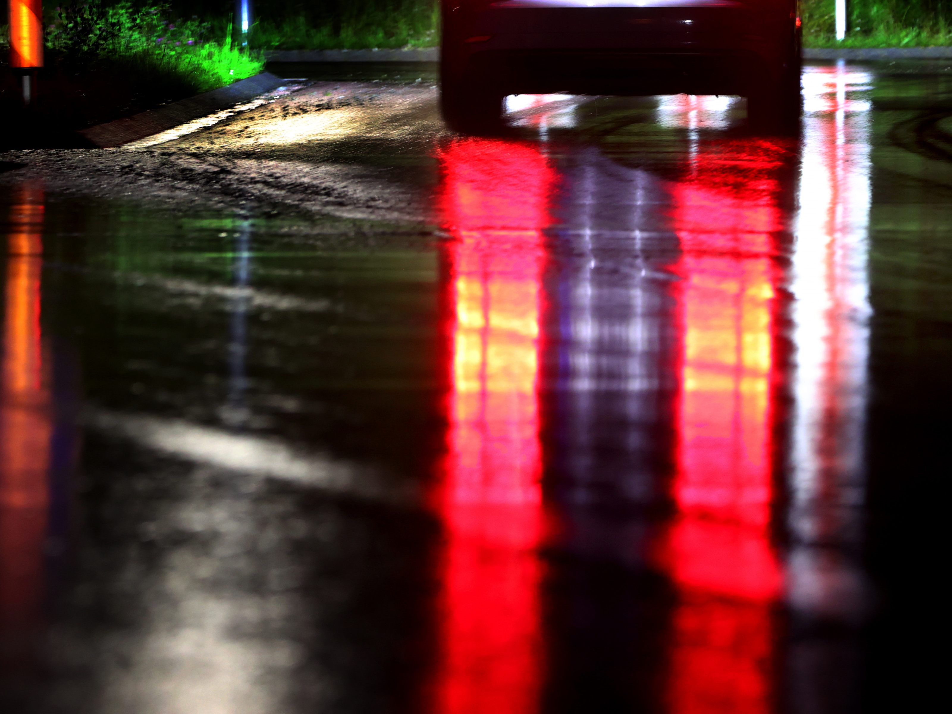 Nasse Fahrbahn, winterliche Bedingungen und Dunkelheit bringen größere Unfall-Gefahr auf Straßen. Nasse Fahrbahn, winterliche Bedingungen und Dunkelheit bringen größere Unfall-Gefahr auf Straßen.