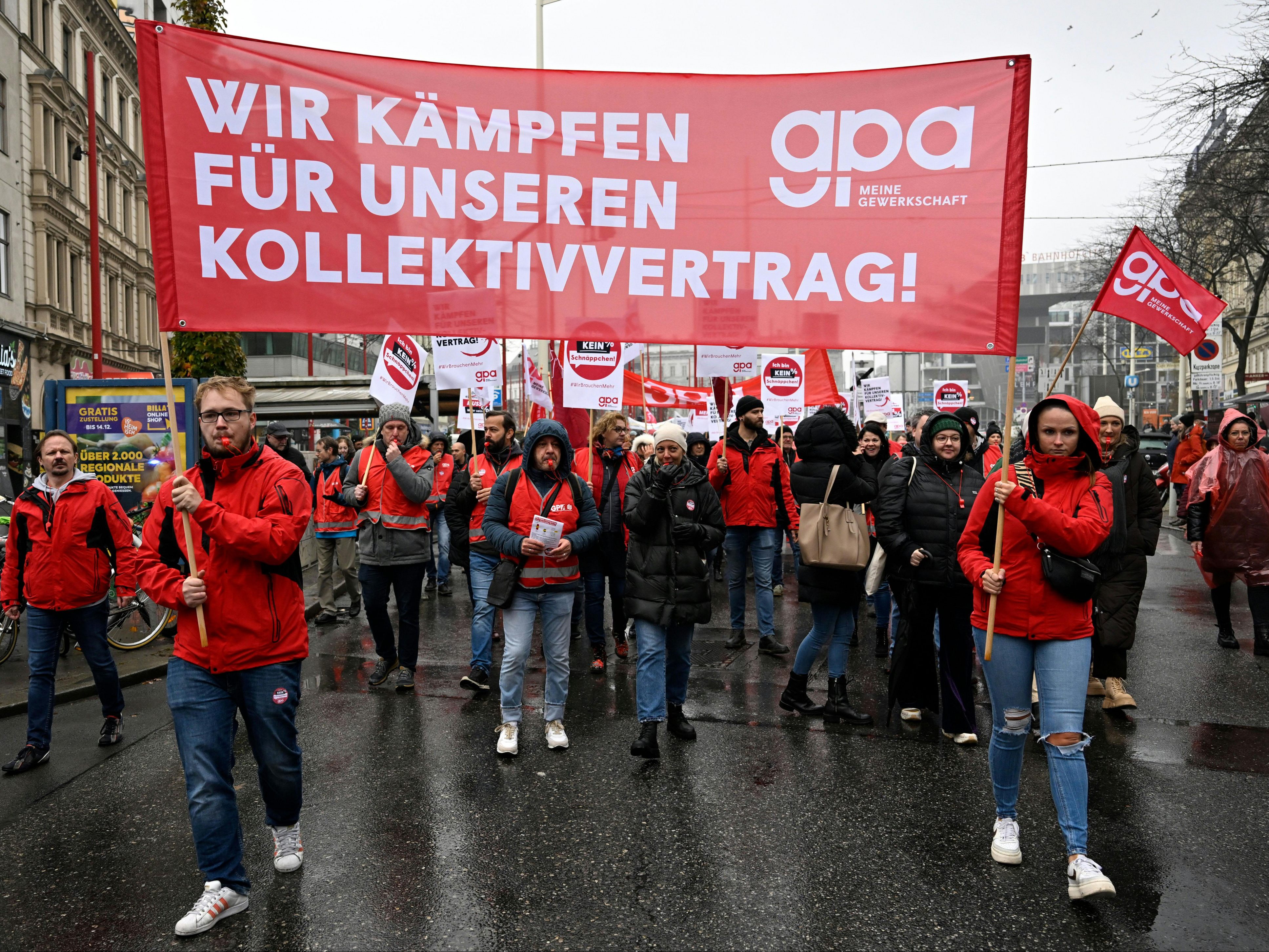 Mit Demos in Wien erhöht die Gewerkschaft vor der nächsten Verhandlungsrunde für einen Handels-KV den Druck.
