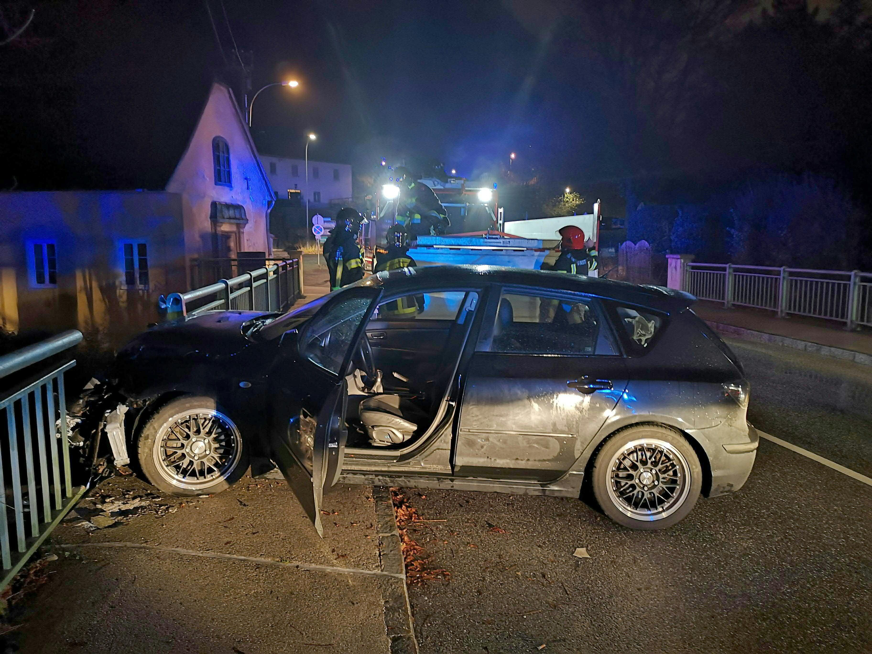 Pkw durchstieß Brückengeländer in Gloggnitz