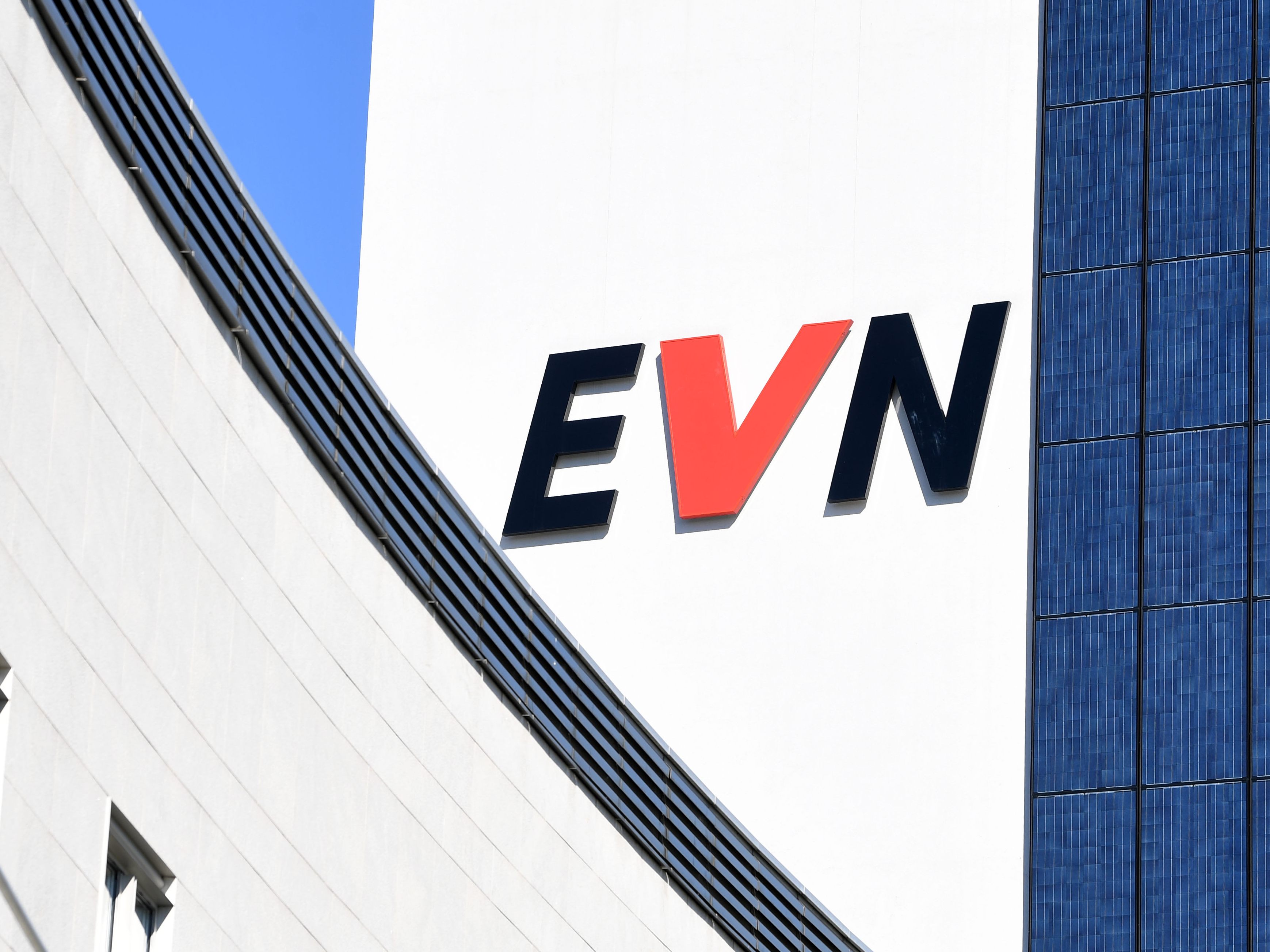 Die niederösterreichischen Grünen zeigen die EVN an. Die niederösterreichischen Grünen zeigen die EVN an.