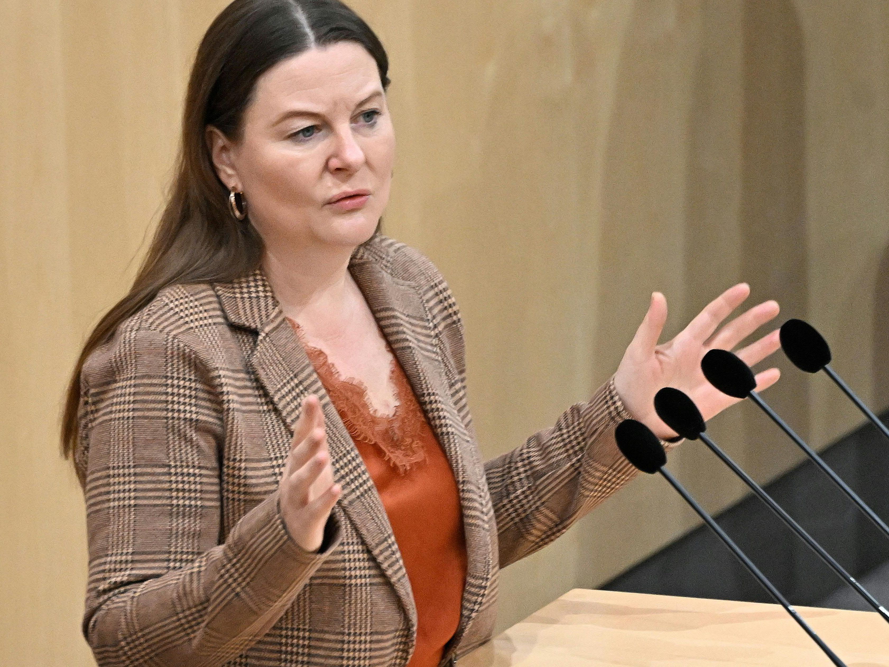 NEOS-Budgetsprecherin Karin Doppelbauer forderte von der Regierung einen Indikator im Haushaltsrecht zu integrieren. NEOS-Budgetsprecherin Karin Doppelbauer forderte von der Regierung einen Indikator im Haushaltsrecht zu integrieren.