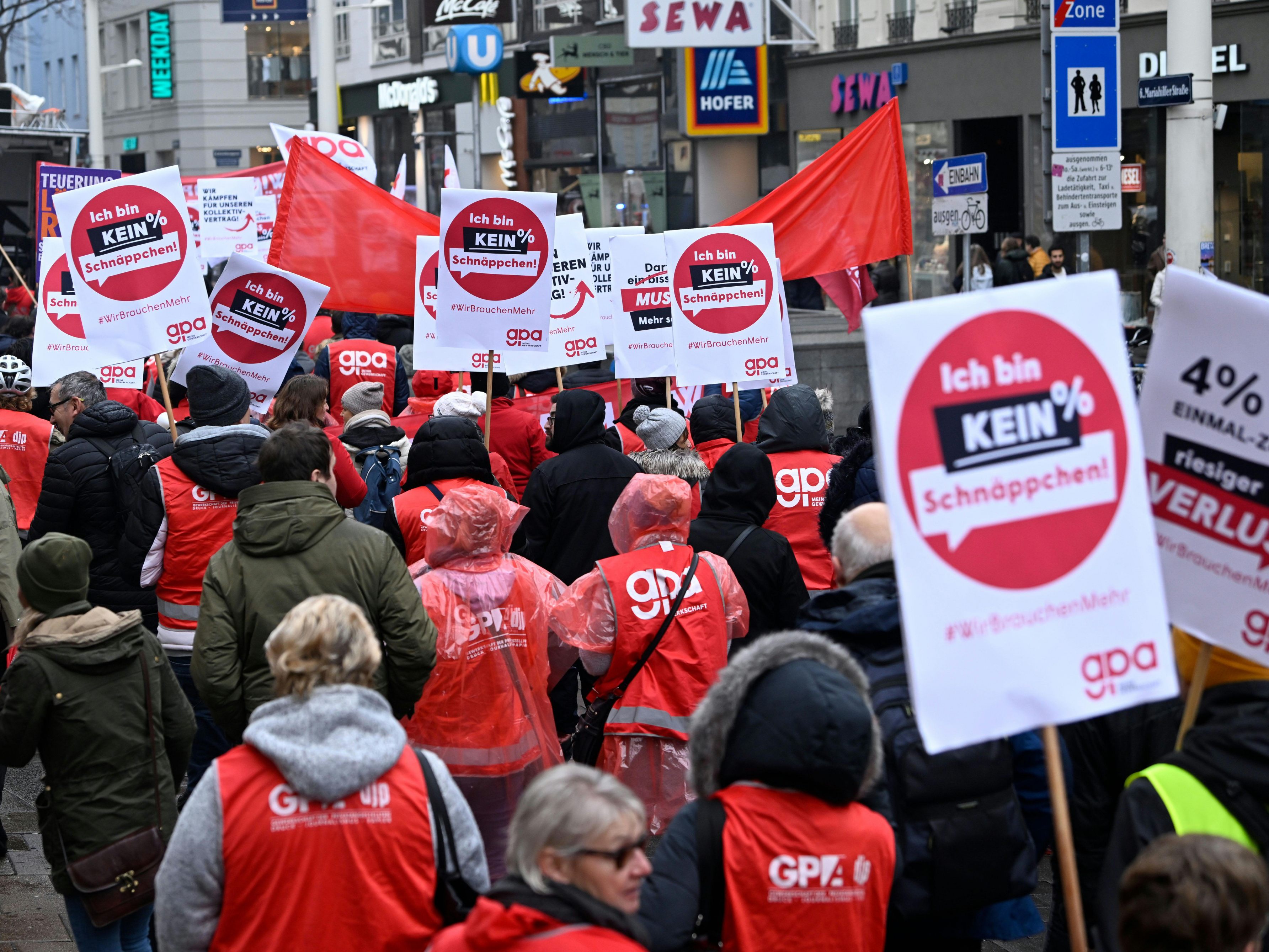 Nach dem Protesten am Mittwoch, drohnen nun Streiks im Handel. Nach dem Protesten am Mittwoch, drohnen nun Streiks im Handel.
