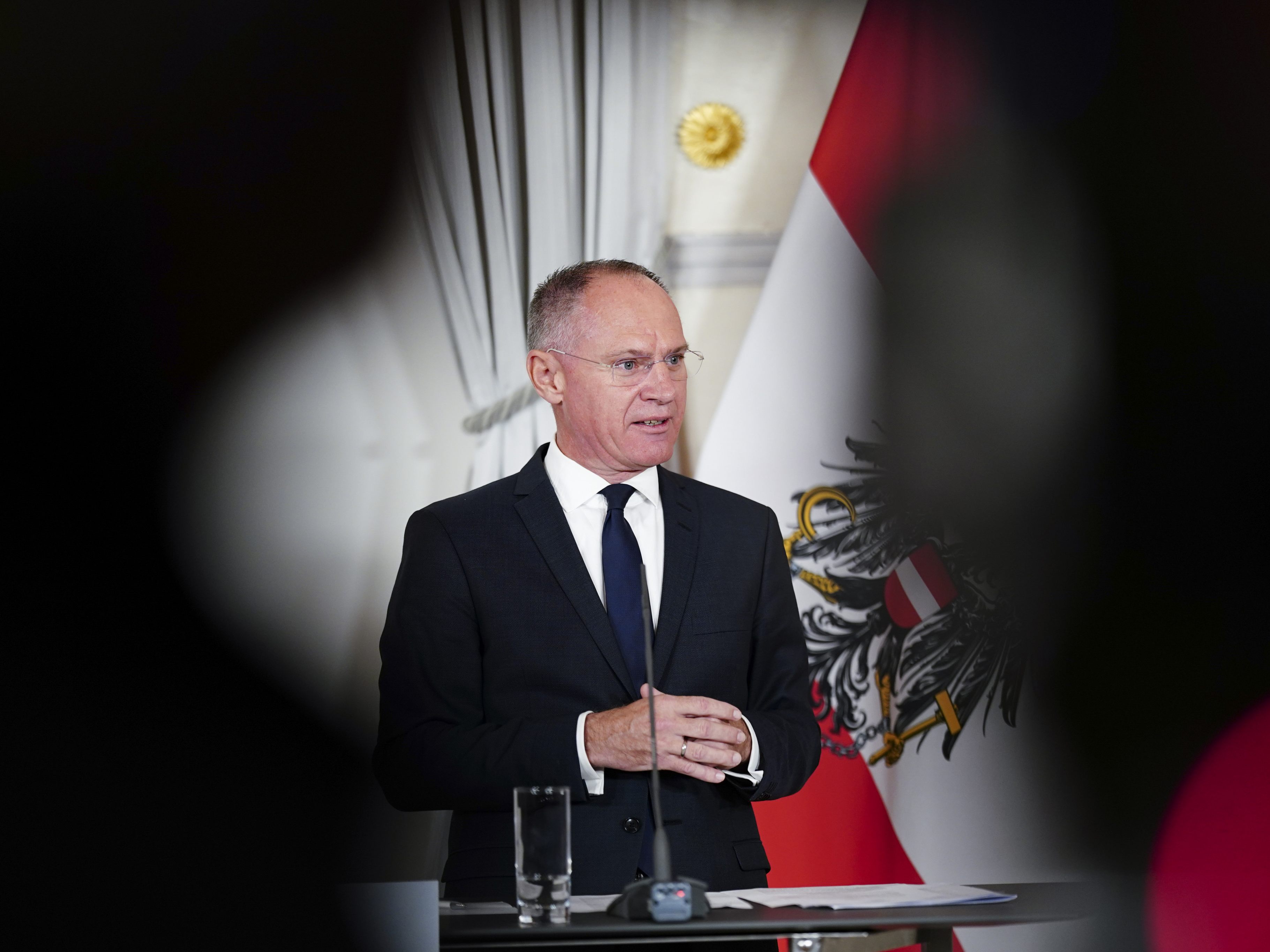 Wegen der dramatischen Quartiersituation für Flüchtlinge lädt Karner die Länder zu einem Gipfel.