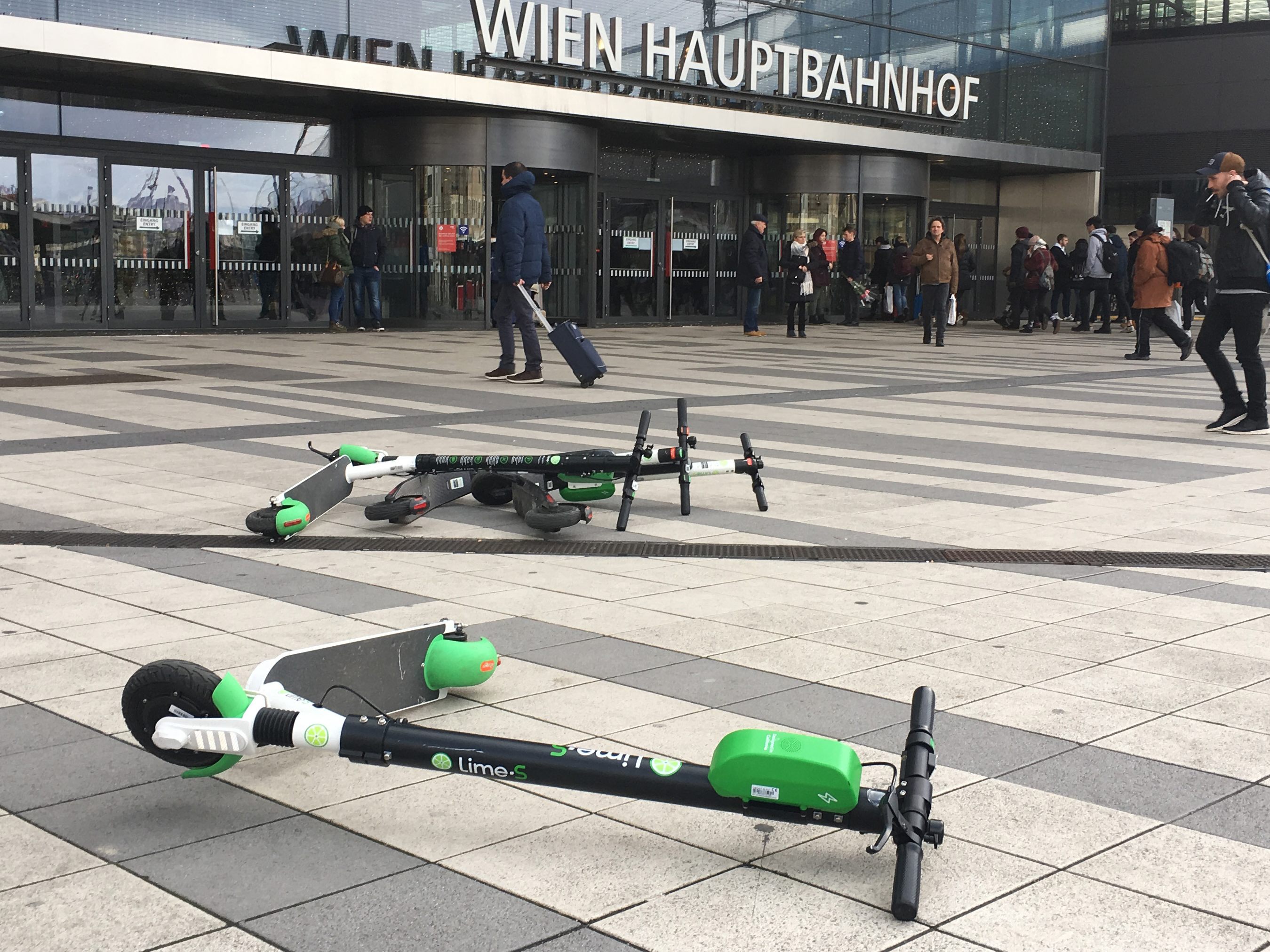 Die Pressekonferenz "Stadt Wien beendet Scooter-Chaos" wird im Live-Stream gezeigt.
