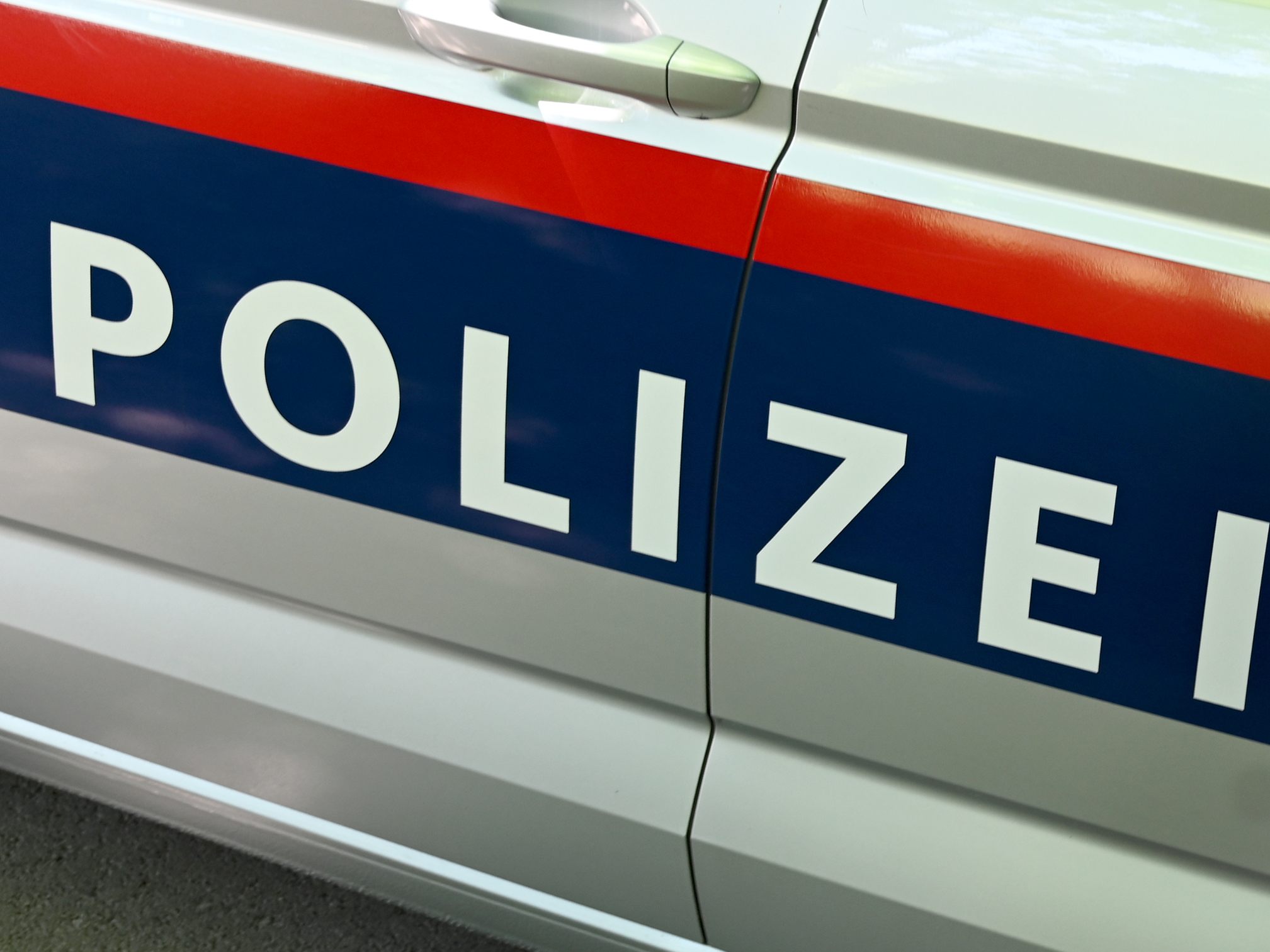 Ein Betrunkener randalierte in der Wohnung seiner Ex-Freundin in Wien-Favoriten und drohte ihr mit dem Umbringen. Ein Betrunkener randalierte in der Wohnung seiner Ex-Freundin in Wien-Favoriten und drohte ihr mit dem Umbringen.