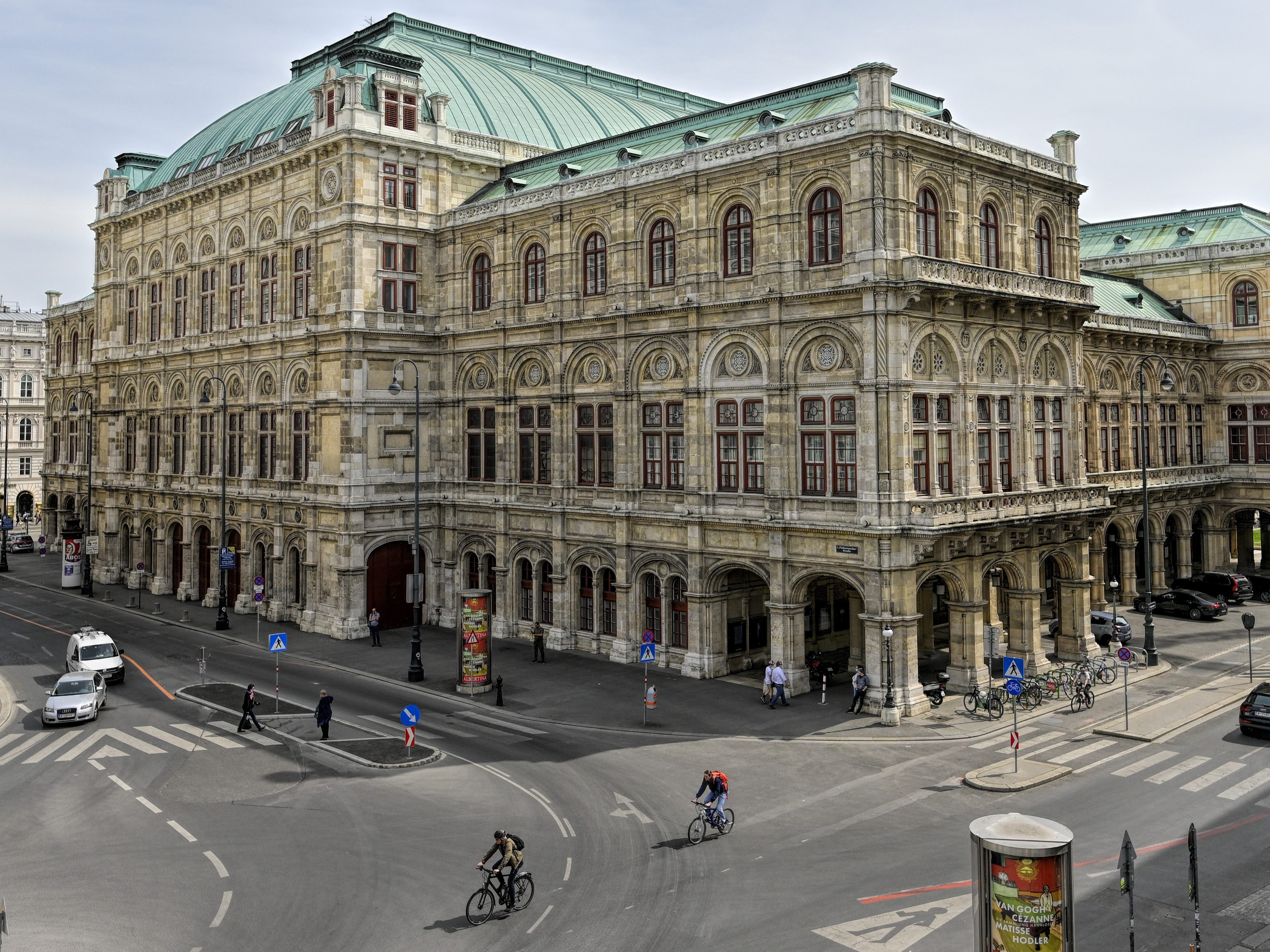 Erstmals gestaltet eine chinesische Künstlerin den Eisernen Vorhang der Wiener Staatsoper.
