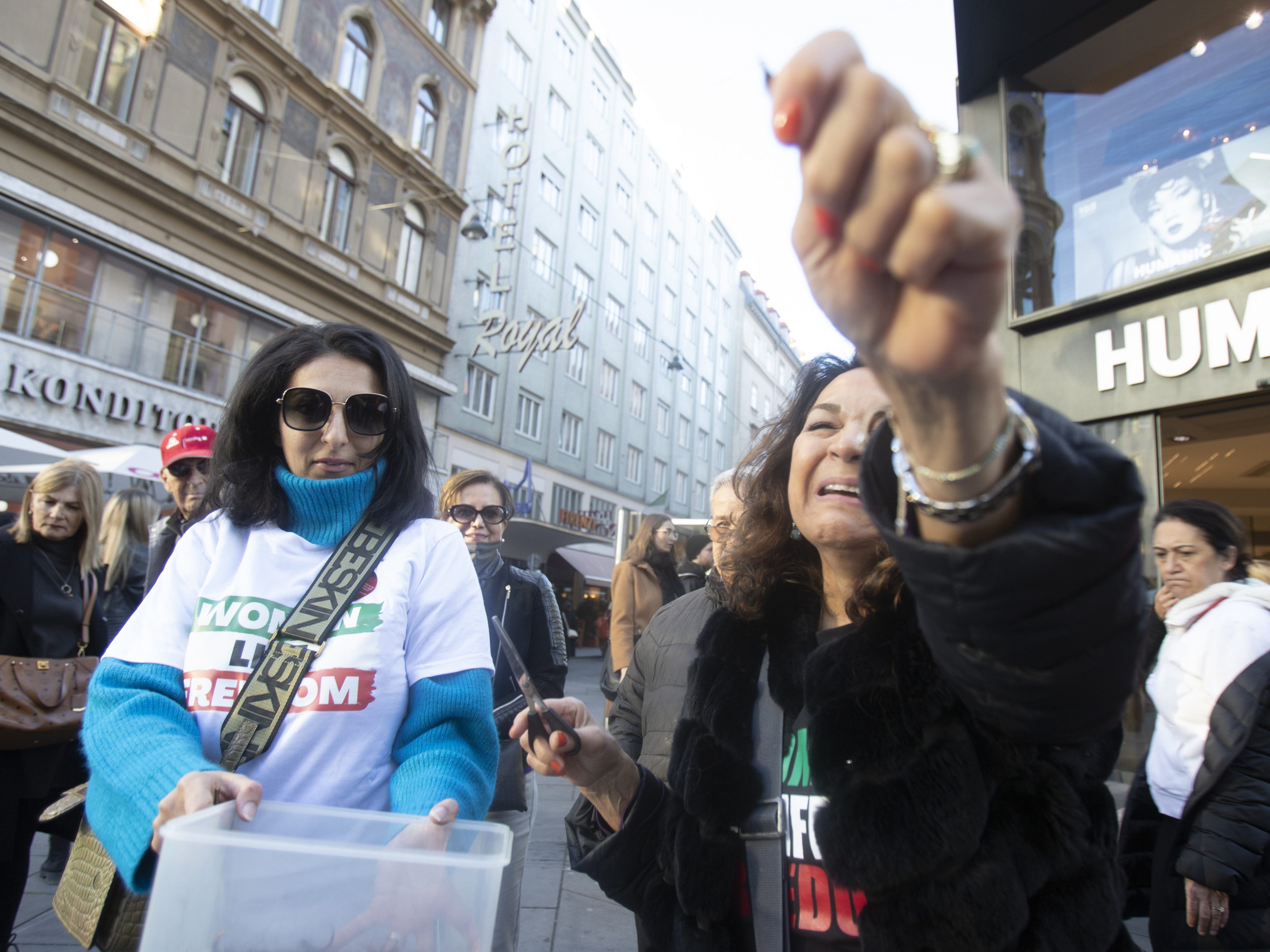 Bei der Kundgebung am Wiener Stephansplatz wurden Haarsträhnen als Zeichen der Solidarität mit den Iran-Protesten gesammelt.