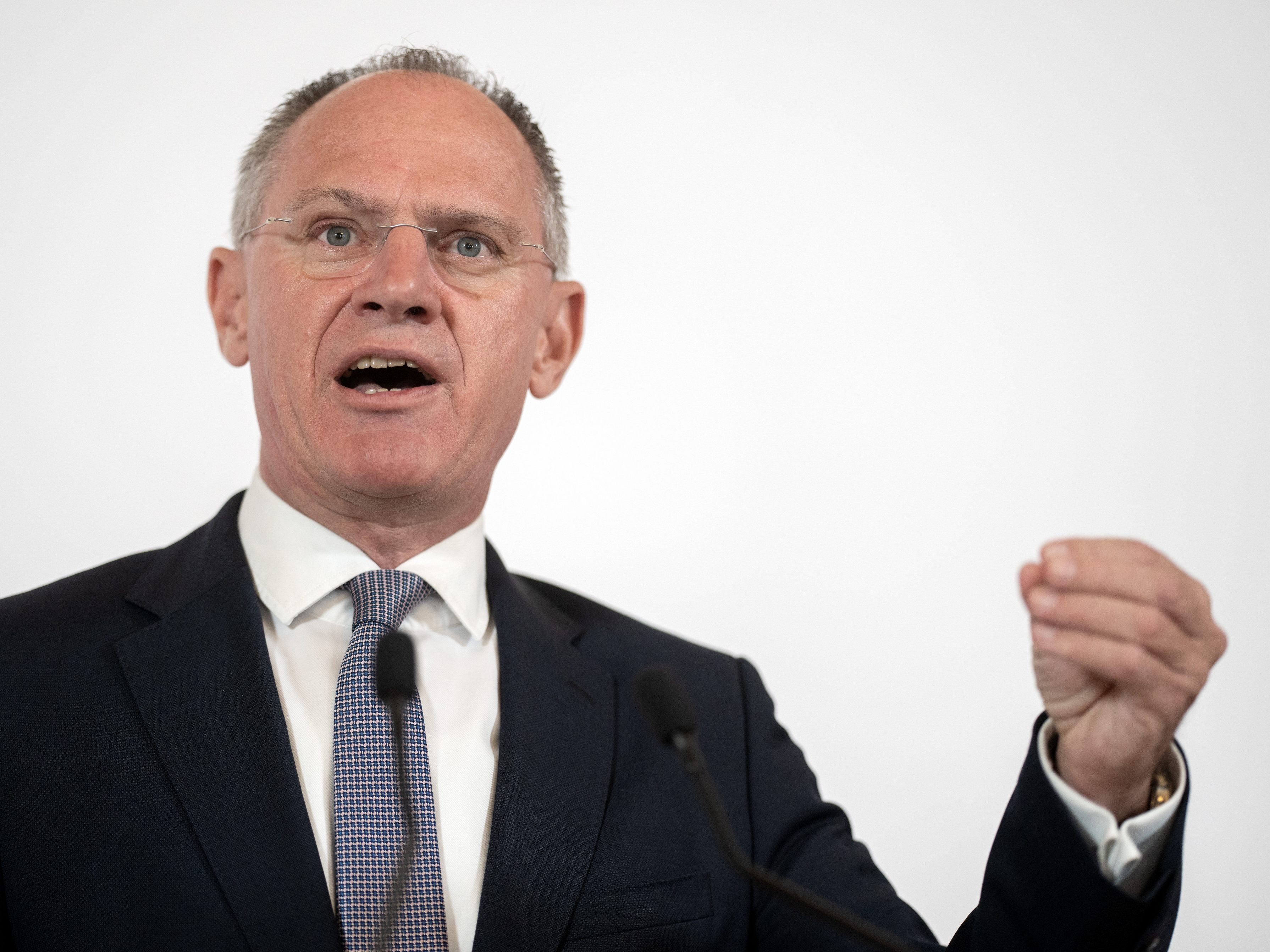 Nach den Randalen in Linz zu Halloween denkt Innenminister Gerhard Karner (ÖVP) über Abschiebungen nach.