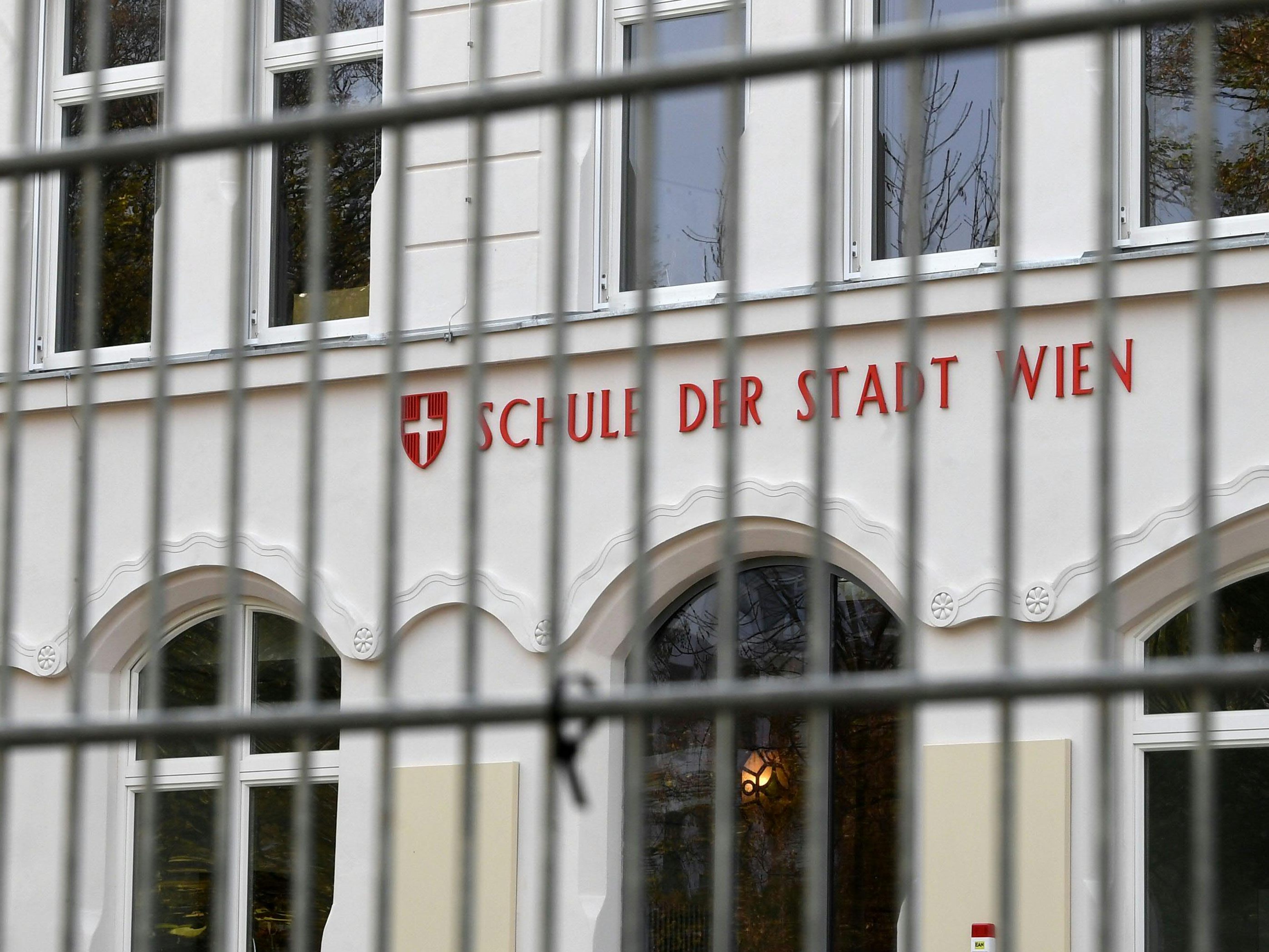 Das Versanden einer Anzeige wegen Missbrauchs gegen einen Wiener Sportlehrer wird nun geprüft. Das Versanden einer Anzeige wegen Missbrauchs gegen einen Wiener Sportlehrer wird nun geprüft.