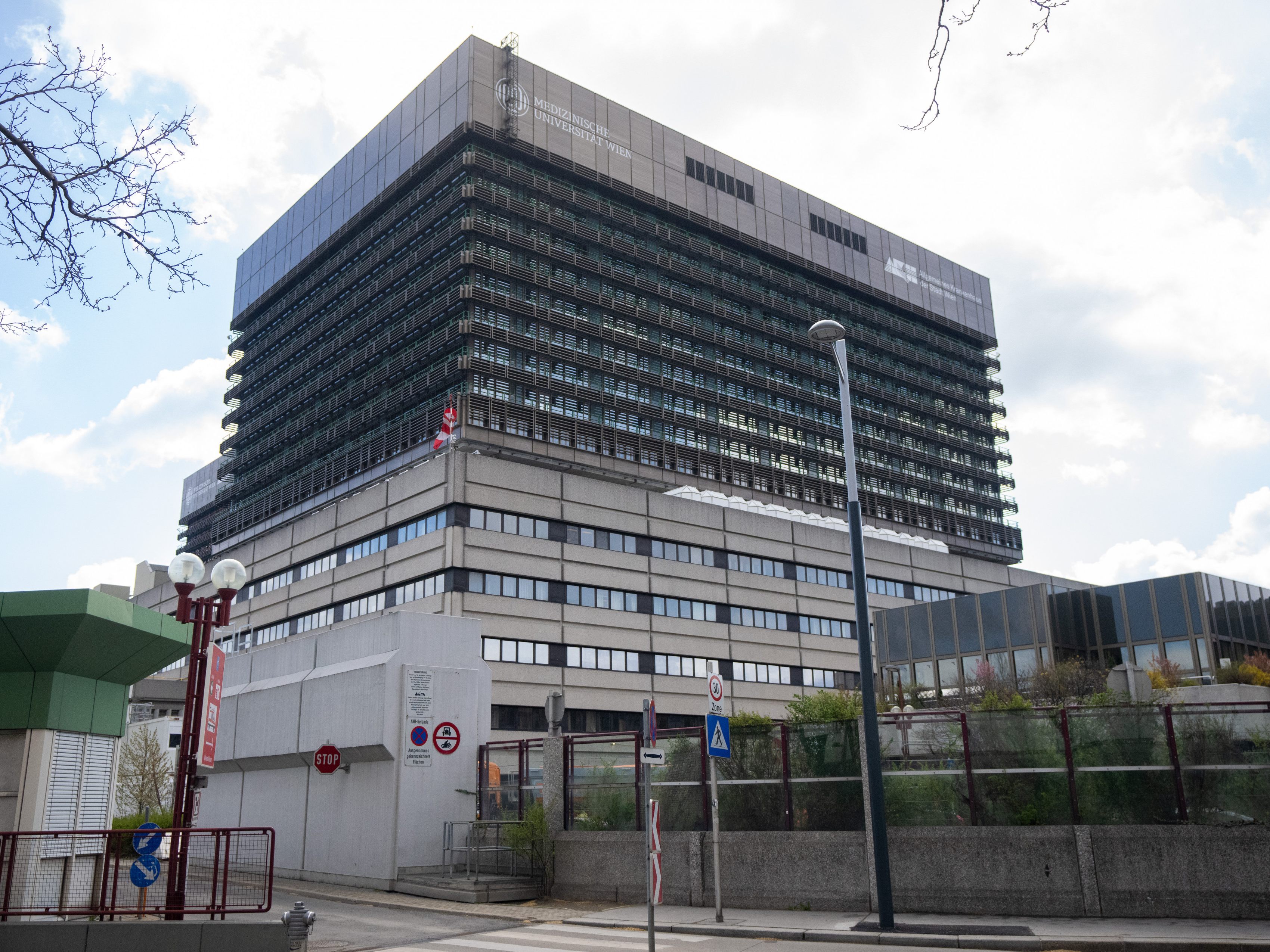 Baby wurde in AKH Wien gebracht, Vater in Justizanstalt in Niederösterreich eingeliefert. Baby wurde in AKH Wien gebracht, Vater in Justizanstalt in Niederösterreich eingeliefert.