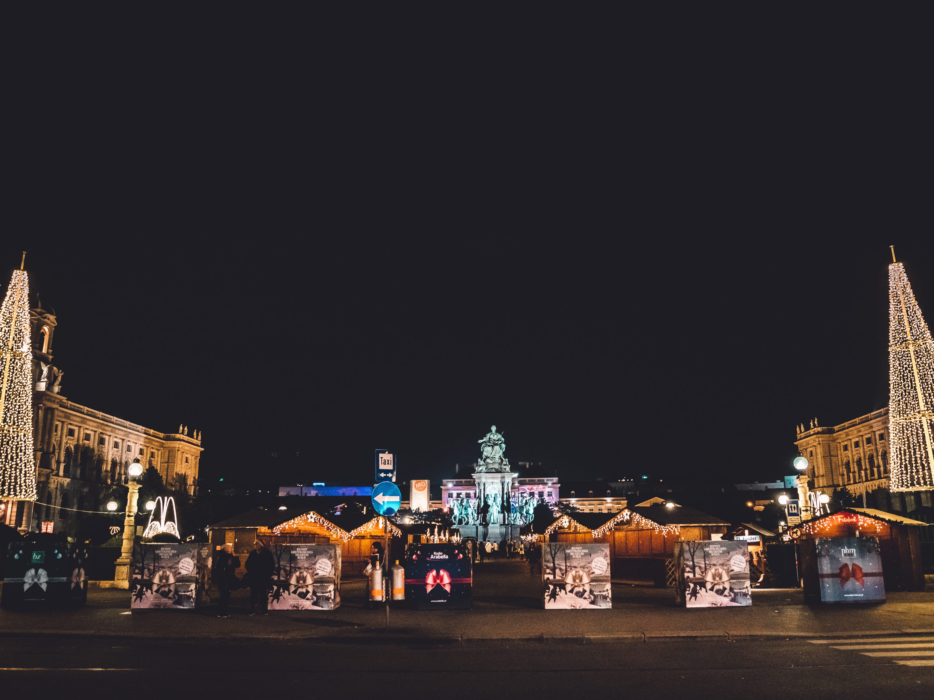 So schön ist das Weihnachtsdorf am Wiener Maria-Theresien-Platz.