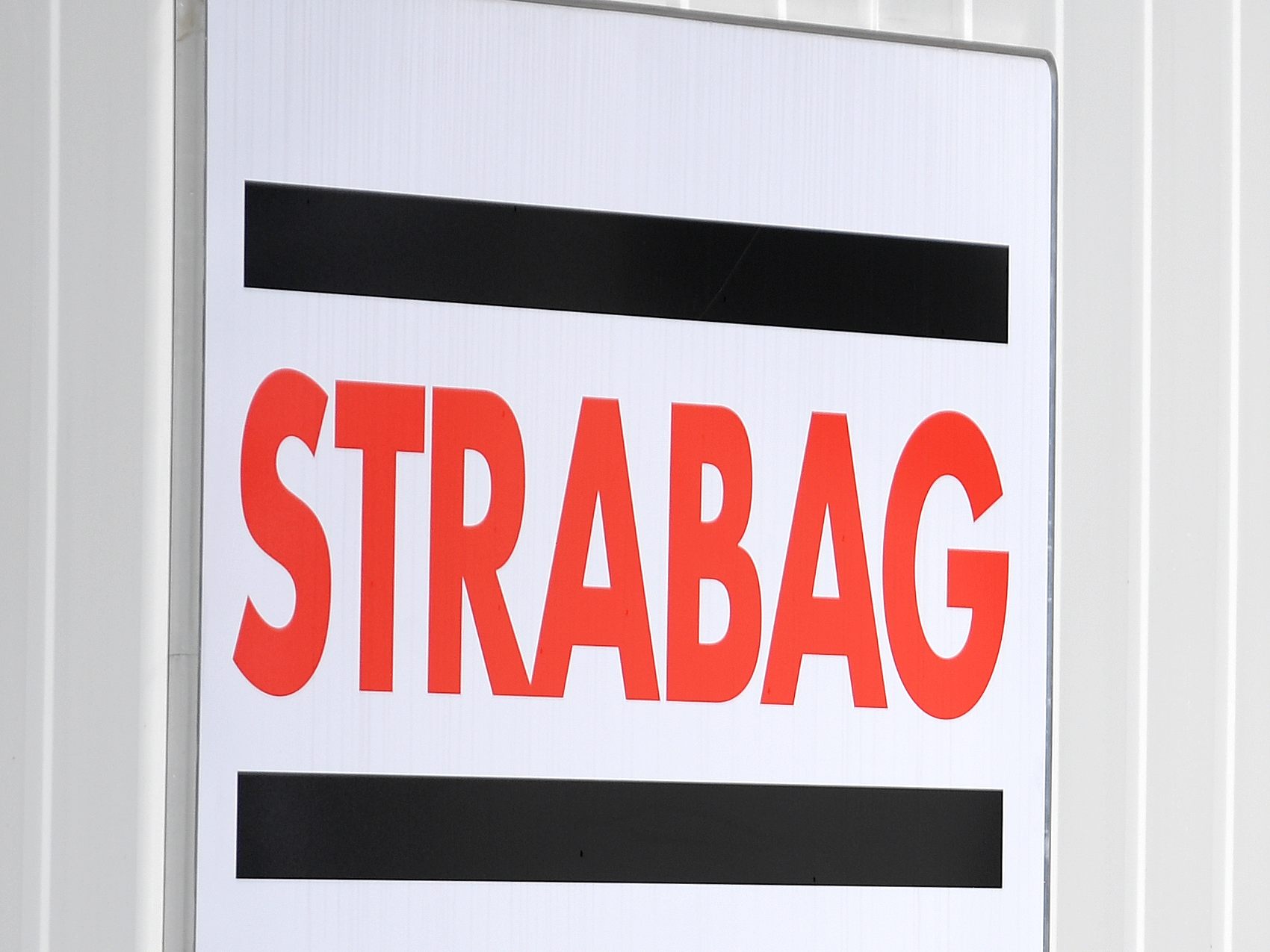 Österreichs größter Baukonzern Strabag wird sich aus Afrika zurückziehen. Österreichs größter Baukonzern Strabag wird sich aus Afrika zurückziehen.
