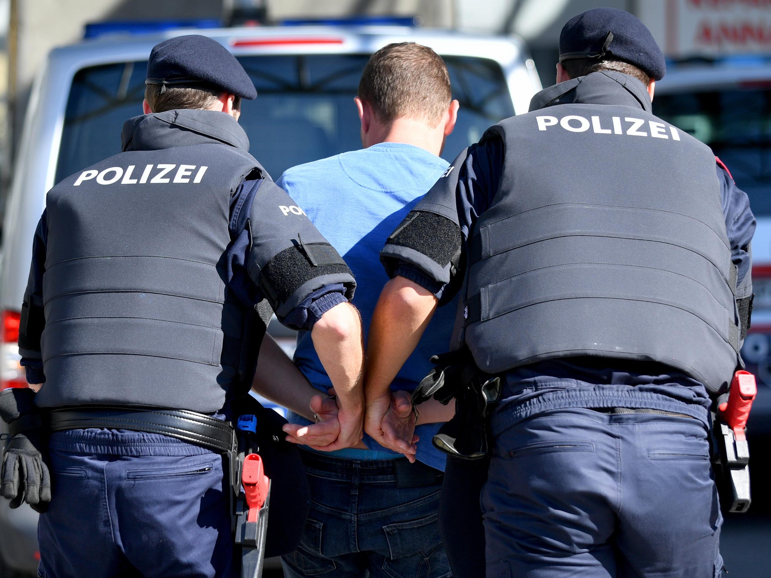 Die Wiener Polizei verhaftete nach einer Messerattacke in einem Waschsalon einen Verdächtigen.