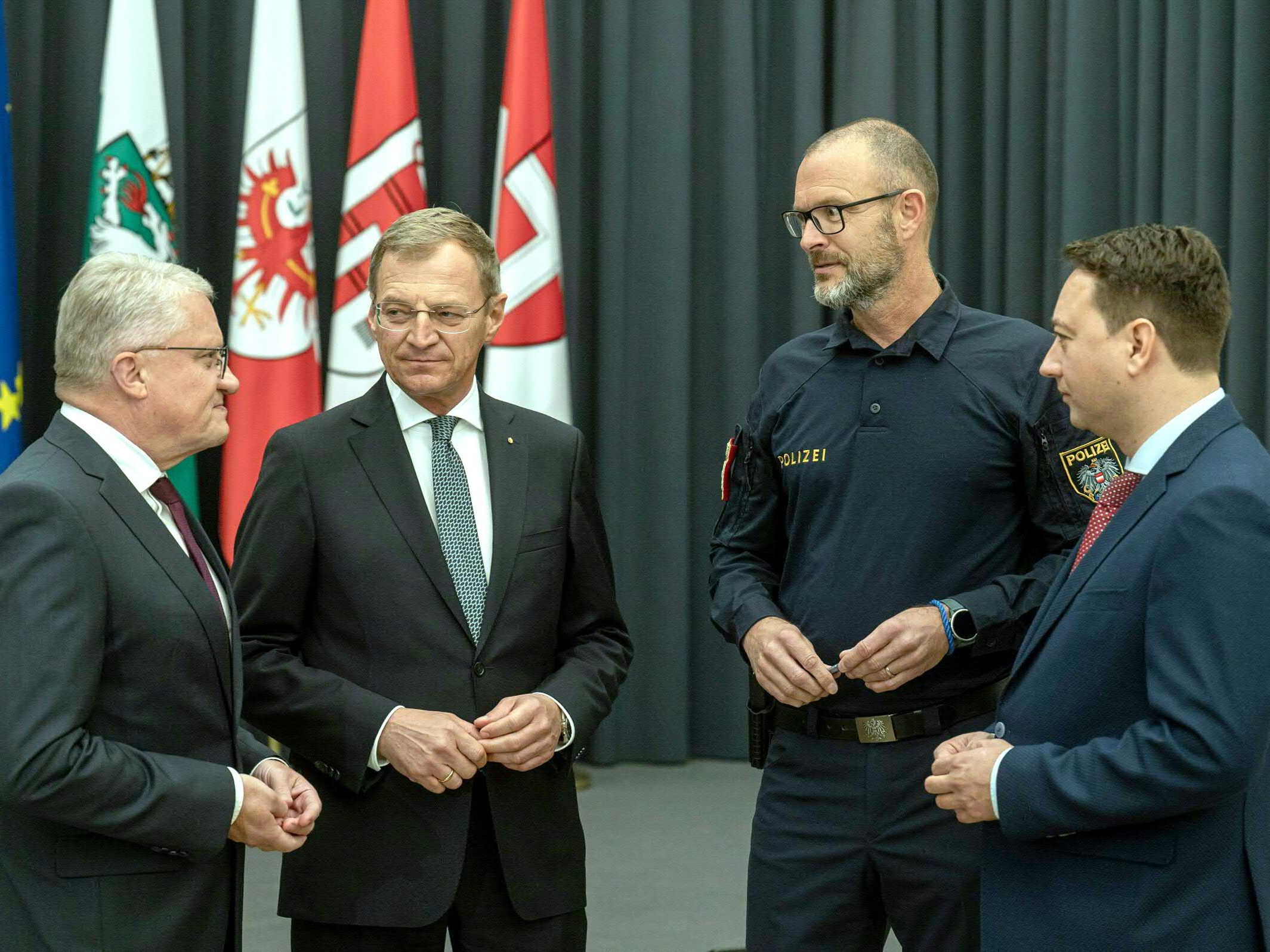 Krawalle in Linz - Polizei soll auch das Internet "bestreifen" können.