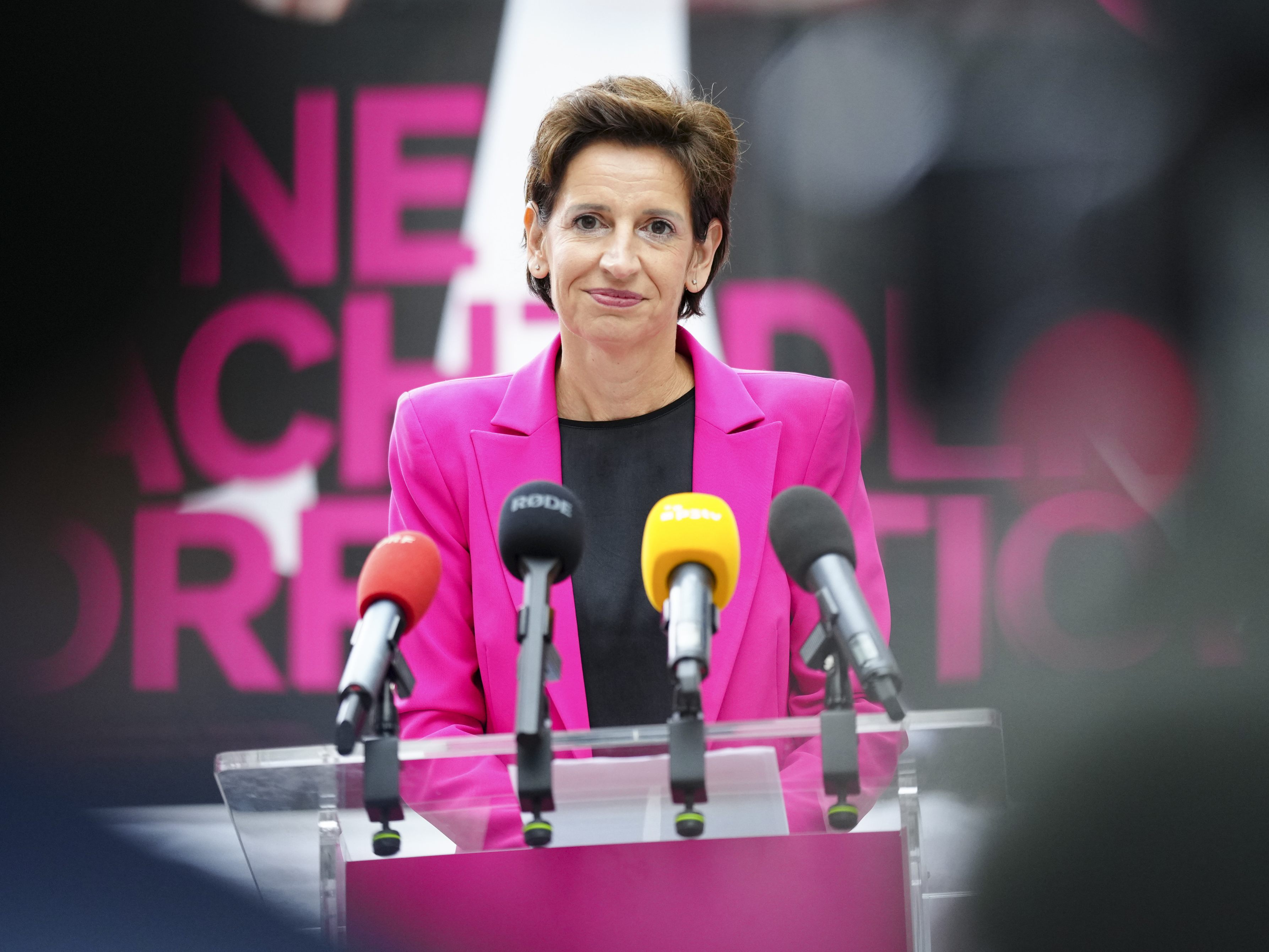 Die NEOS Niederösterreich, angeführt von Indra Collini, legten am Mittwoch einen "Plan für saubere Politik" vor der NÖ-Wahl vor. Die NEOS Niederösterreich, angeführt von Indra Collini, legten am Mittwoch einen "Plan für saubere Politik" vor der NÖ-Wahl vor.
