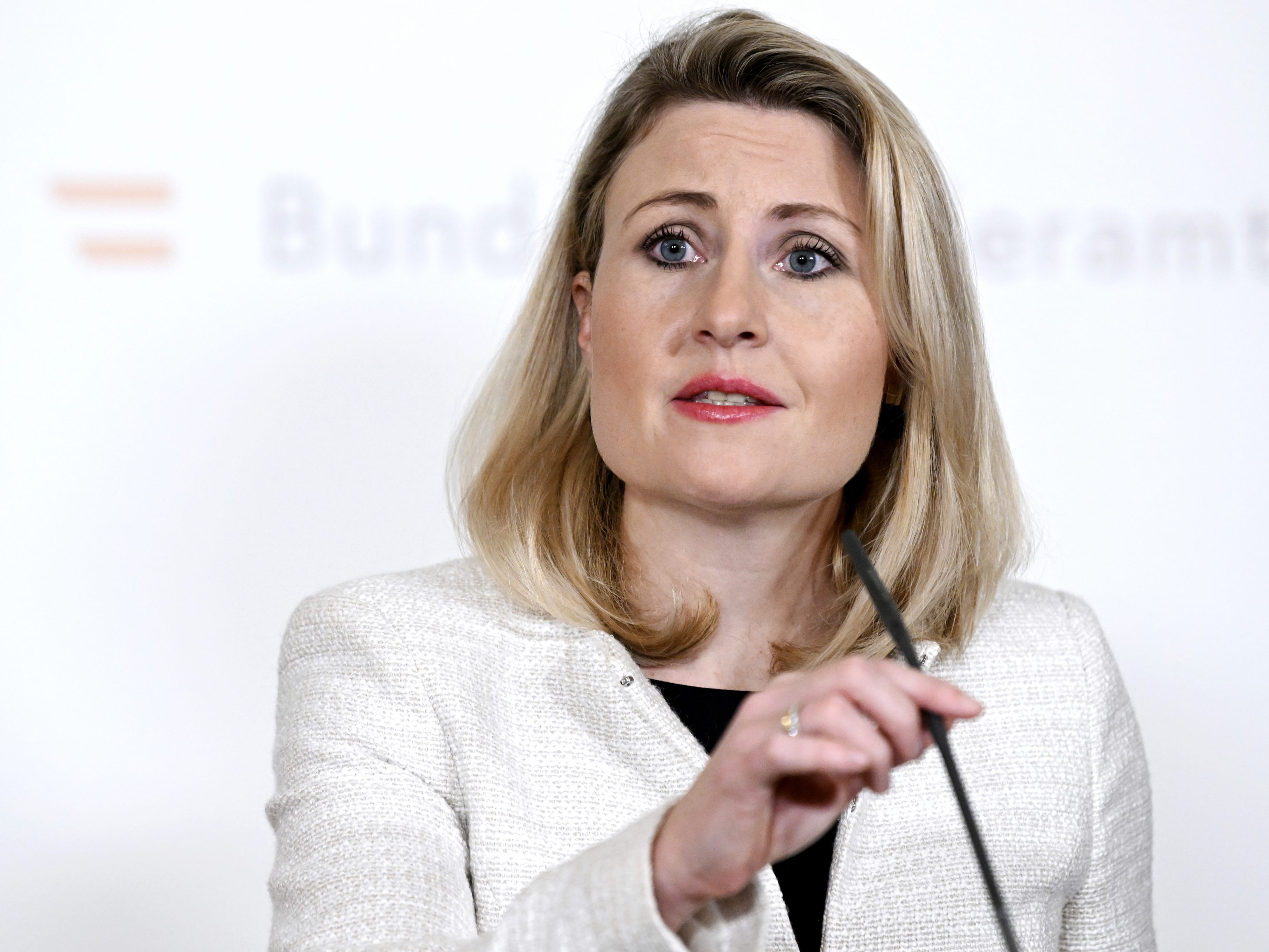 Kultusministerin Susanne Raab unterstrich die Wichtigkeit einer seriösen Stelle für Sektenfragen. Kultusministerin Susanne Raab unterstrich die Wichtigkeit einer seriösen Stelle für Sektenfragen.