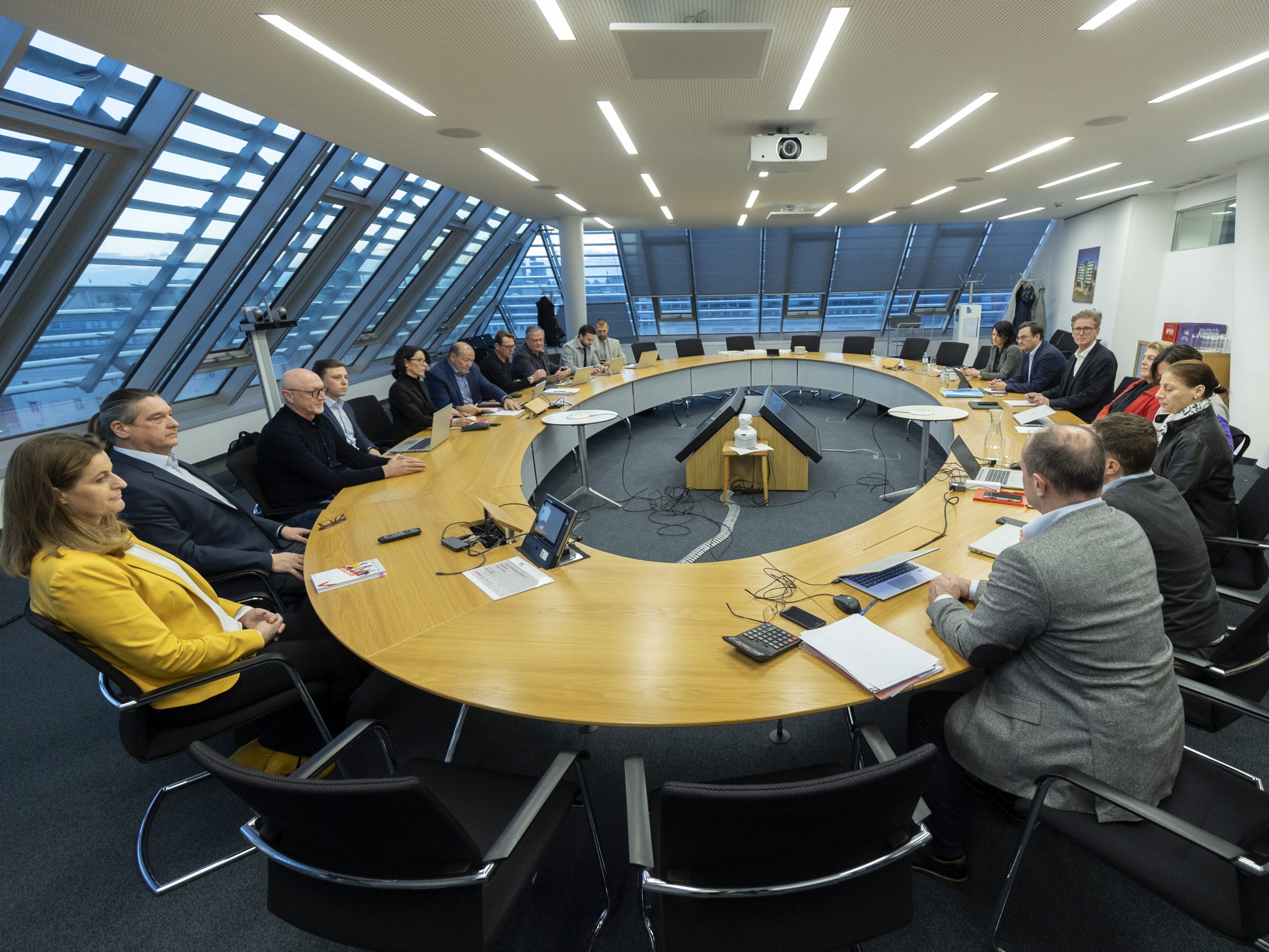 Die Verhandlungspartner starten einen letzten Anlauf zur Abwendung eines Bahnstreiks am Montag. Die Verhandlungspartner starten einen letzten Anlauf zur Abwendung eines Bahnstreiks am Montag.