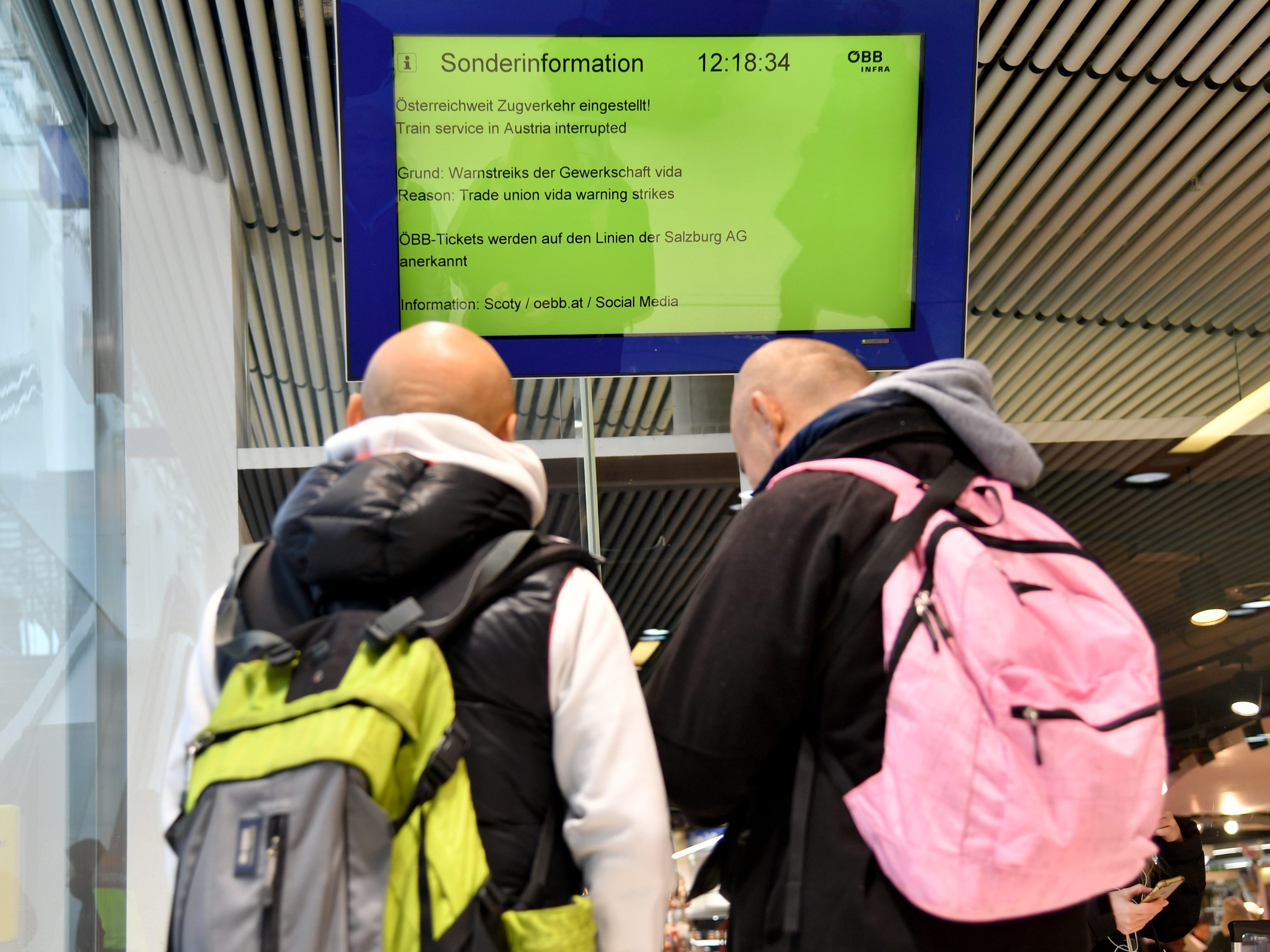 Für den Fall, dass der Warnstreik durchgezogen wird, sollen Fahrgäste nicht notwendige Zugfahrten am Montag vermeiden. Für den Fall, dass der Warnstreik durchgezogen wird, sollen Fahrgäste nicht notwendige Zugfahrten am Montag vermeiden.
