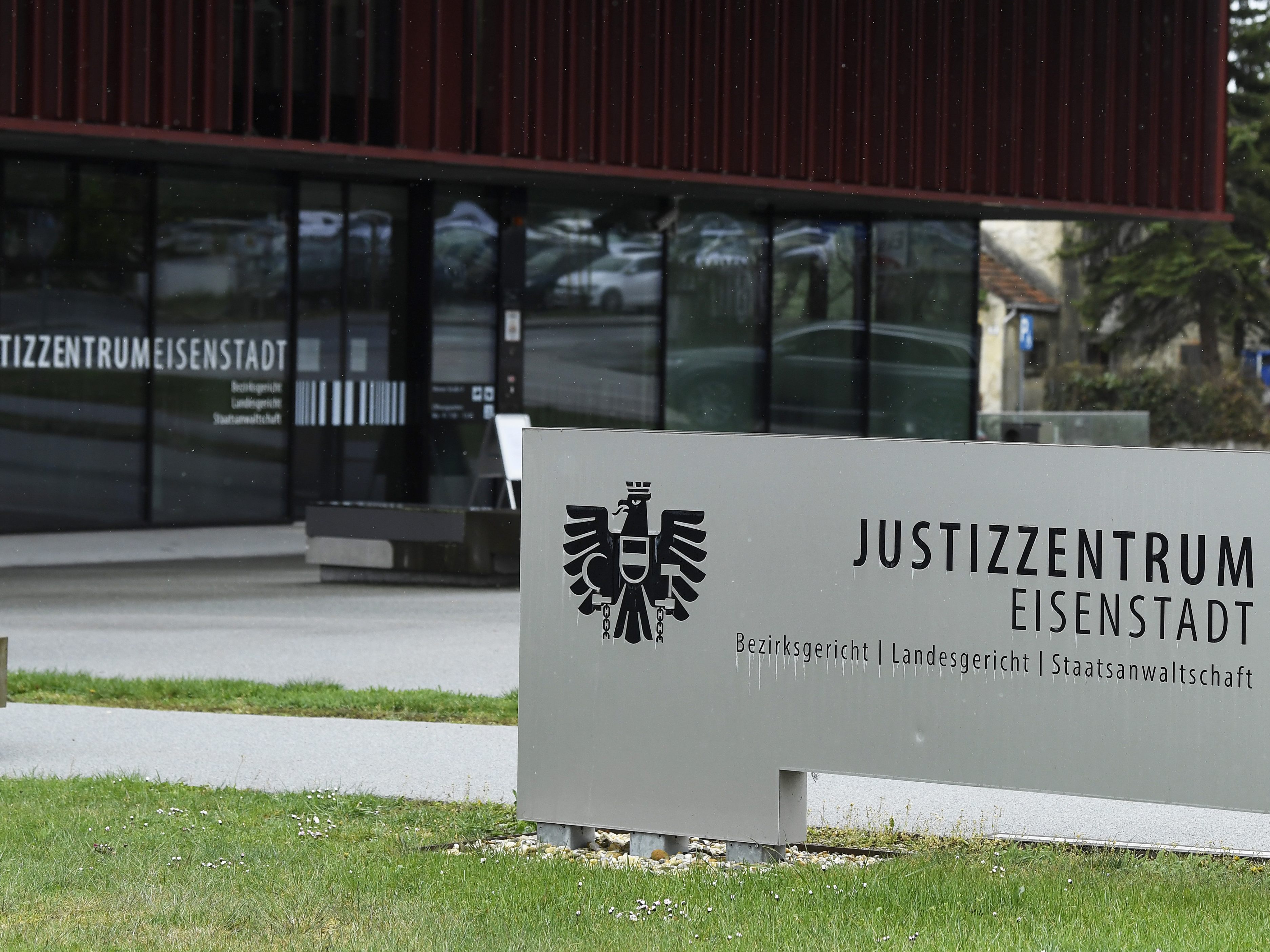 Weil er Scheinrechnungen ausgestellt haben soll, wurde ein Finanzbeamter in Eisenstadt verurteilt. Weil er Scheinrechnungen ausgestellt haben soll, wurde ein Finanzbeamter in Eisenstadt verurteilt.