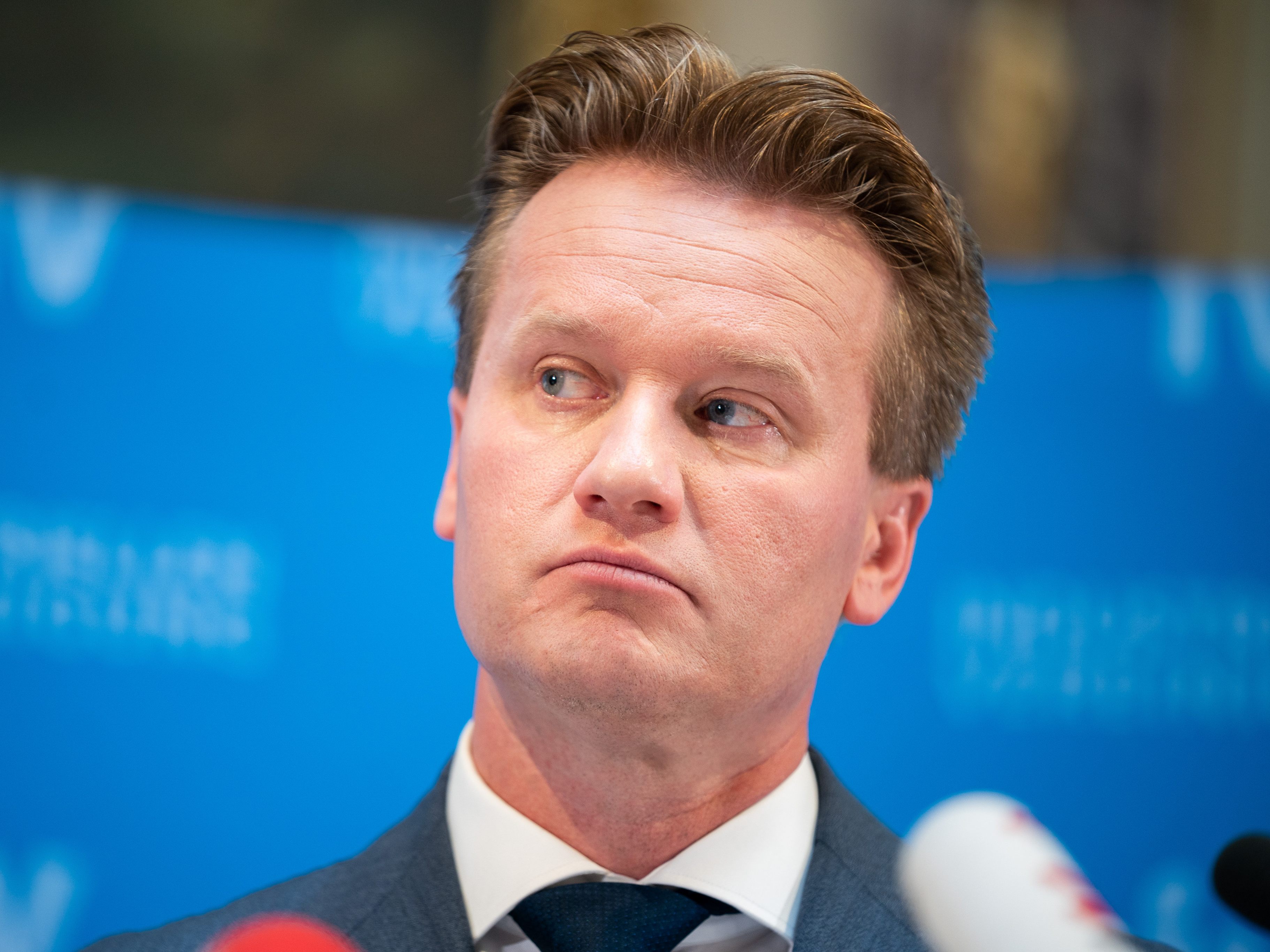 Um im Wettbewerb bestehen zu können, brauche es laut Knill rasch weitere Maßnahmen auf nationaler Ebene.