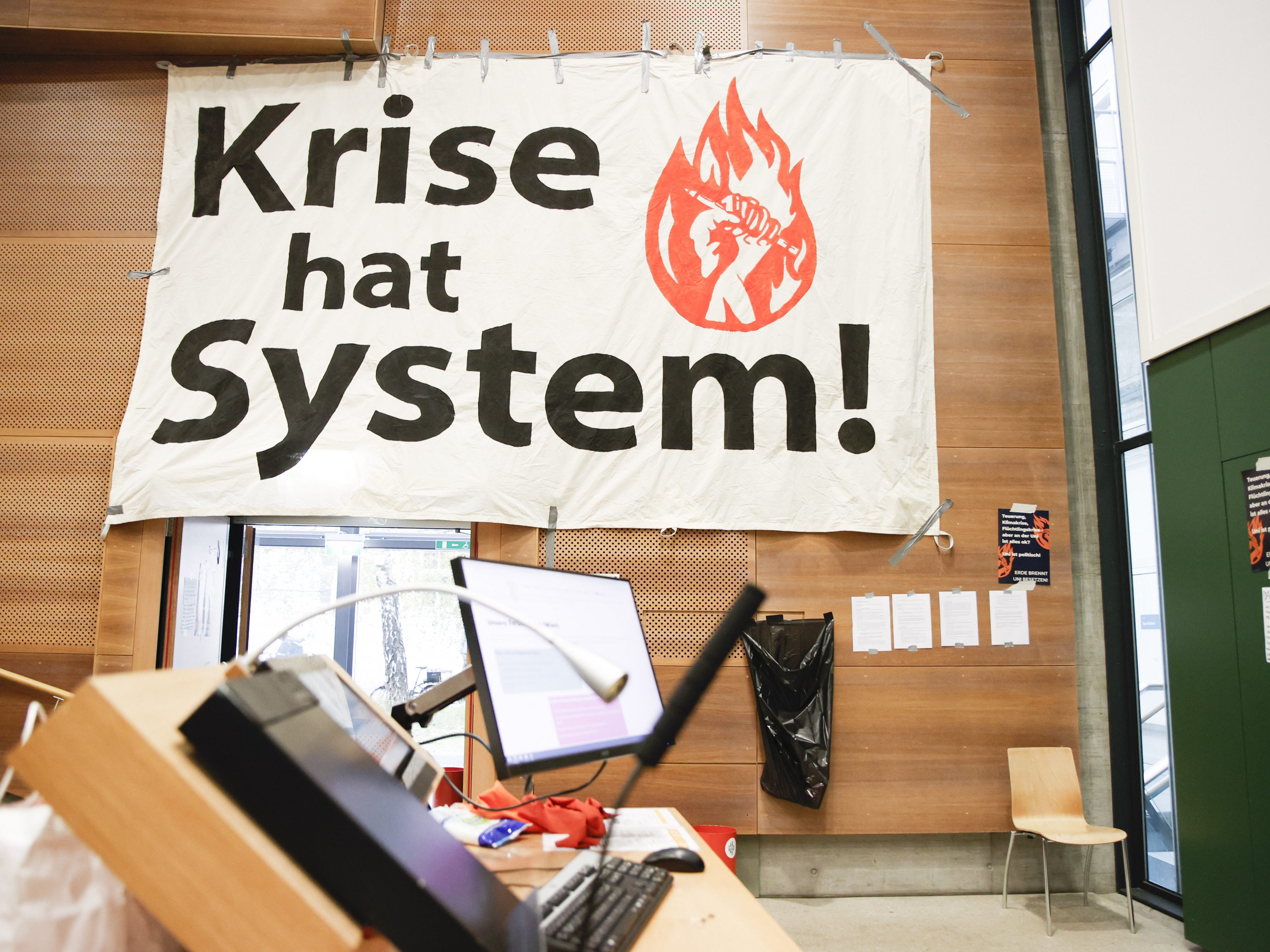Derzeit besetzen noch 30 bis 50 Klimaaktivisten den Hörsaal C1 an der Uni Wien unter dem Motto "Erde brennt". Derzeit besetzen noch 30 bis 50 Klimaaktivisten den Hörsaal C1 an der Uni Wien unter dem Motto "Erde brennt".