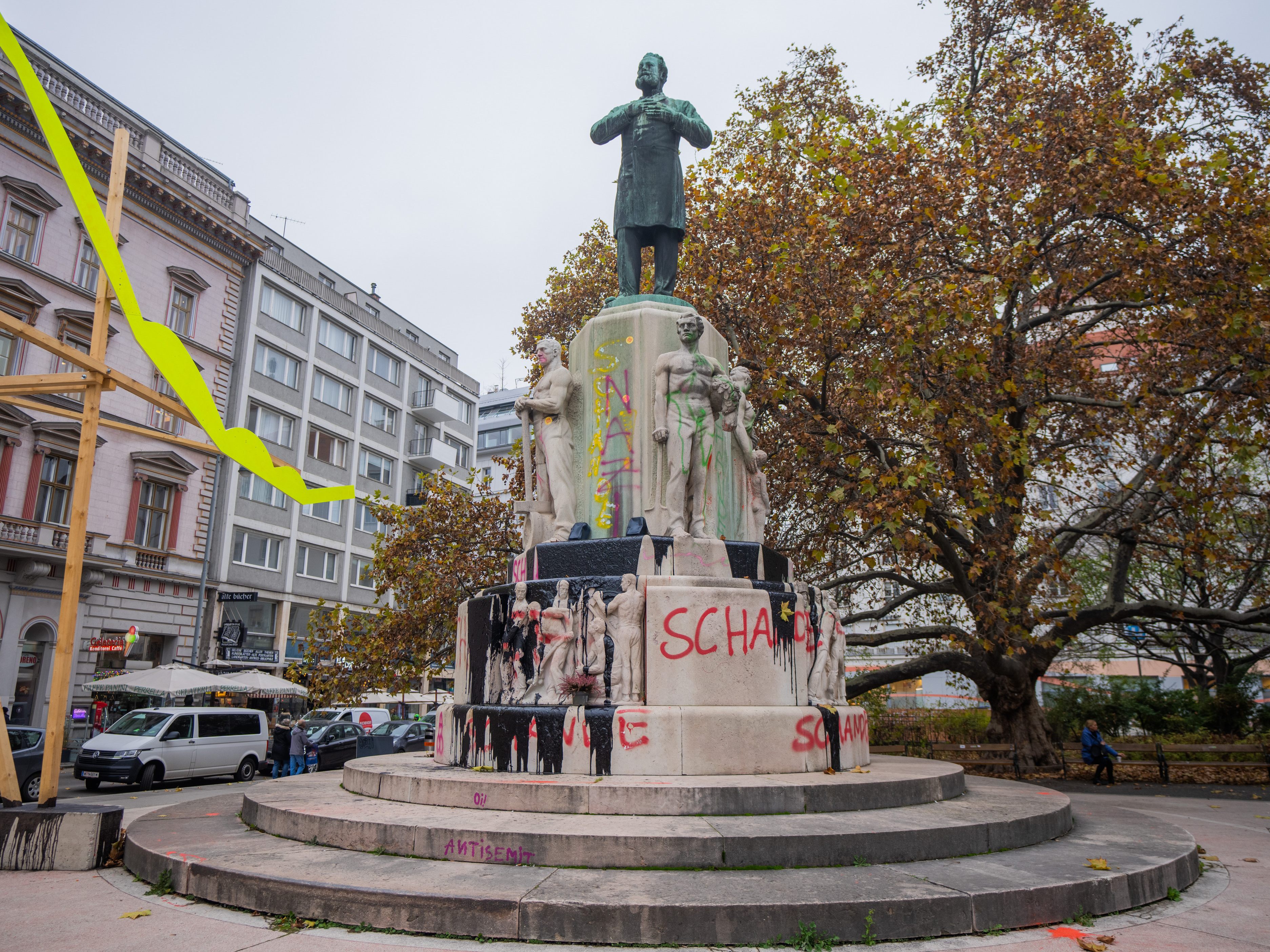 Unbekannte beschütteten Lueger-Denkmal in Wien mit schwarzer Farbe.