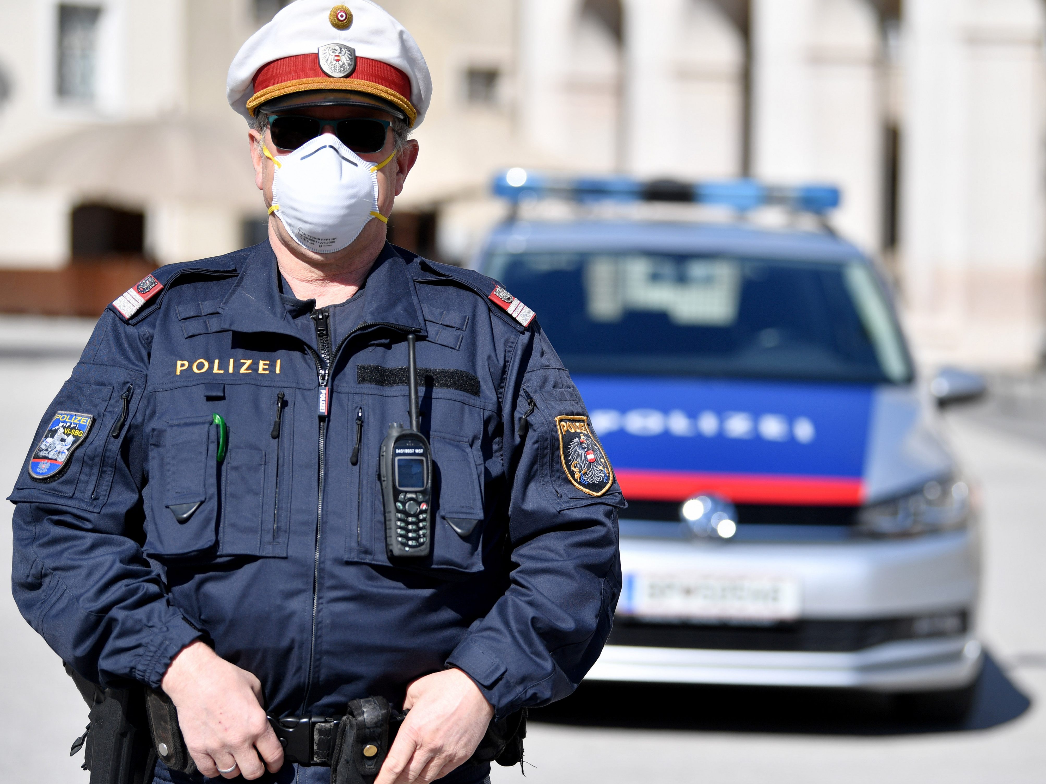 In WIen-Floridsdorf wurde ein 18-Jähriger mit einer Schusswaffe bedroht. Die Polizei sucht nach vier Verdächtigen.