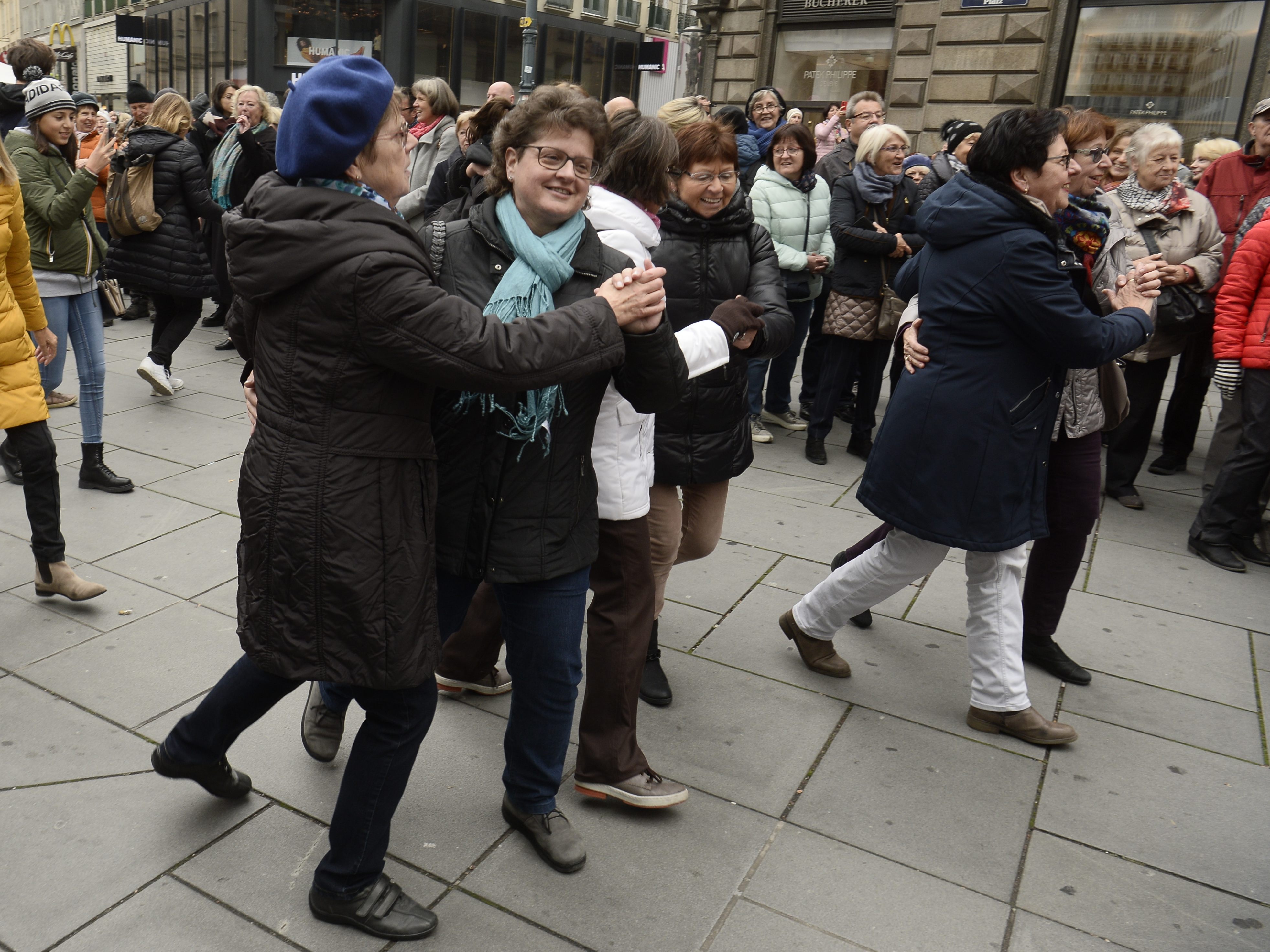 Wiener Ballsaison startet am Freitag mit Quadrille am Stephansplatz. Wiener Ballsaison startet am Freitag mit Quadrille am Stephansplatz.