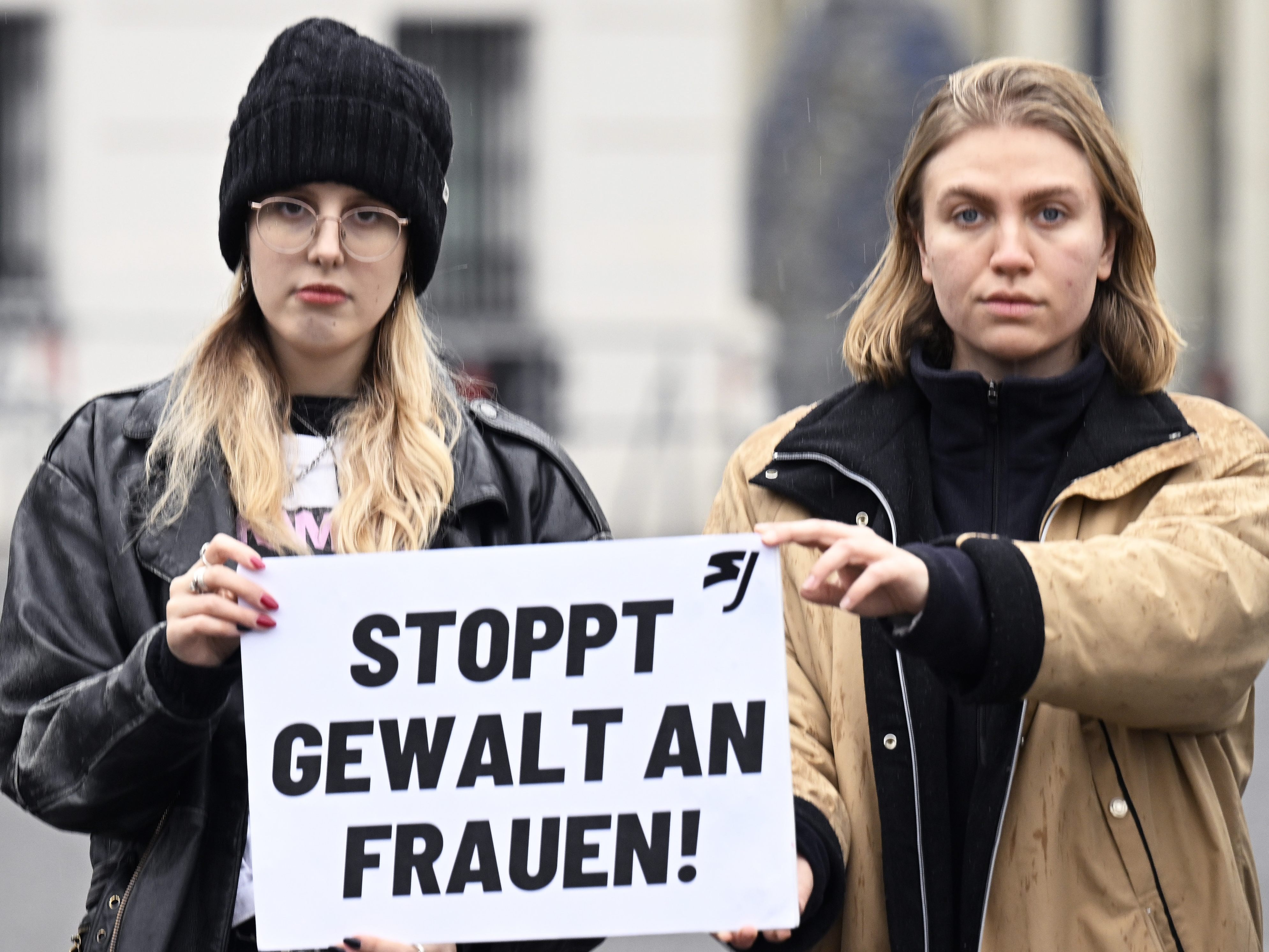 Laut der sozialistischen Jugend Österreich ist jede fünfte Frau von Gewalt betroffen. Laut der sozialistischen Jugend Österreich ist jede fünfte Frau von Gewalt betroffen.