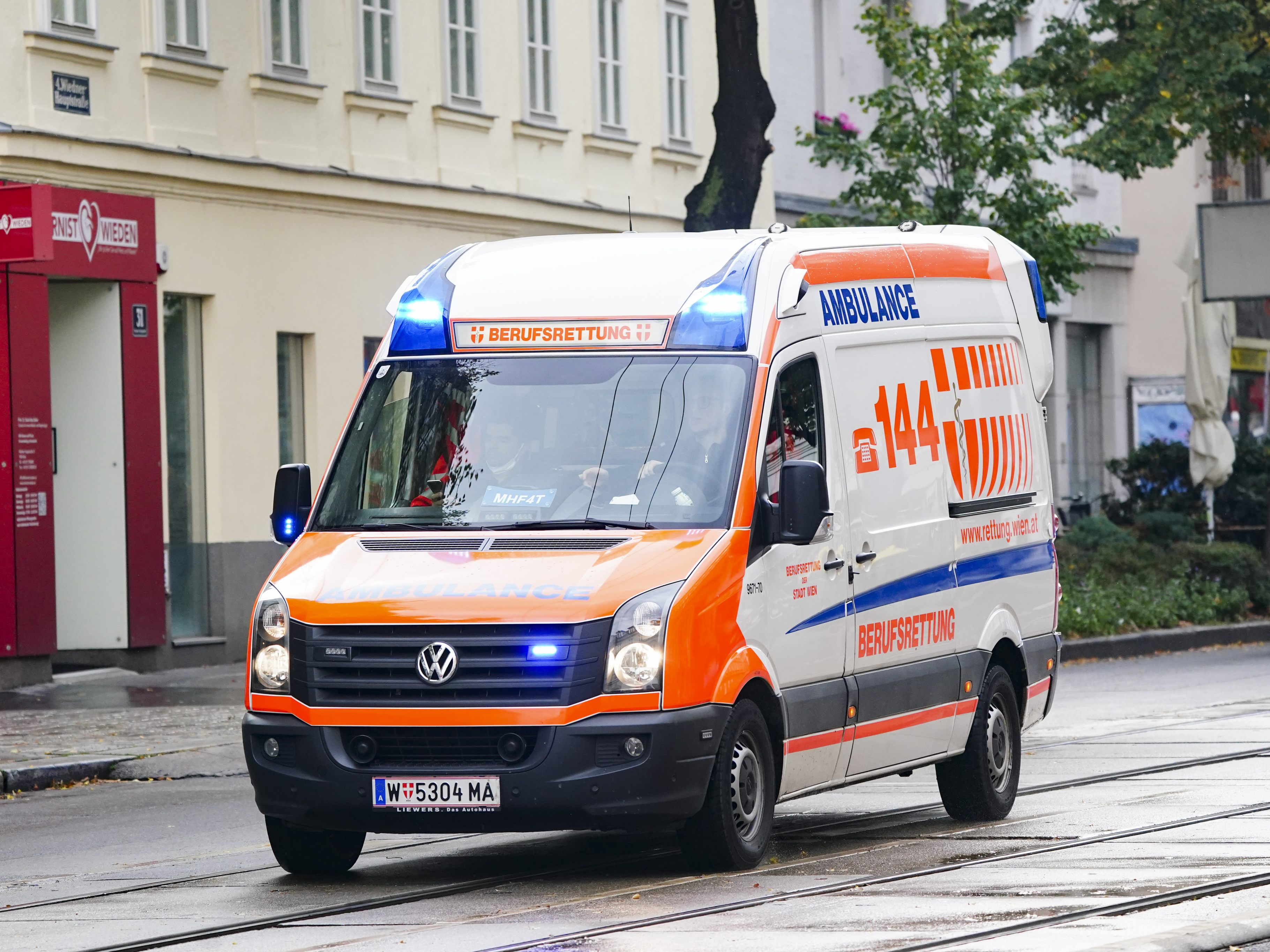 Zwei Pkw-Insassen mussten mit Prellungen ins Spital gebracht werden. Zwei Pkw-Insassen mussten mit Prellungen ins Spital gebracht werden.