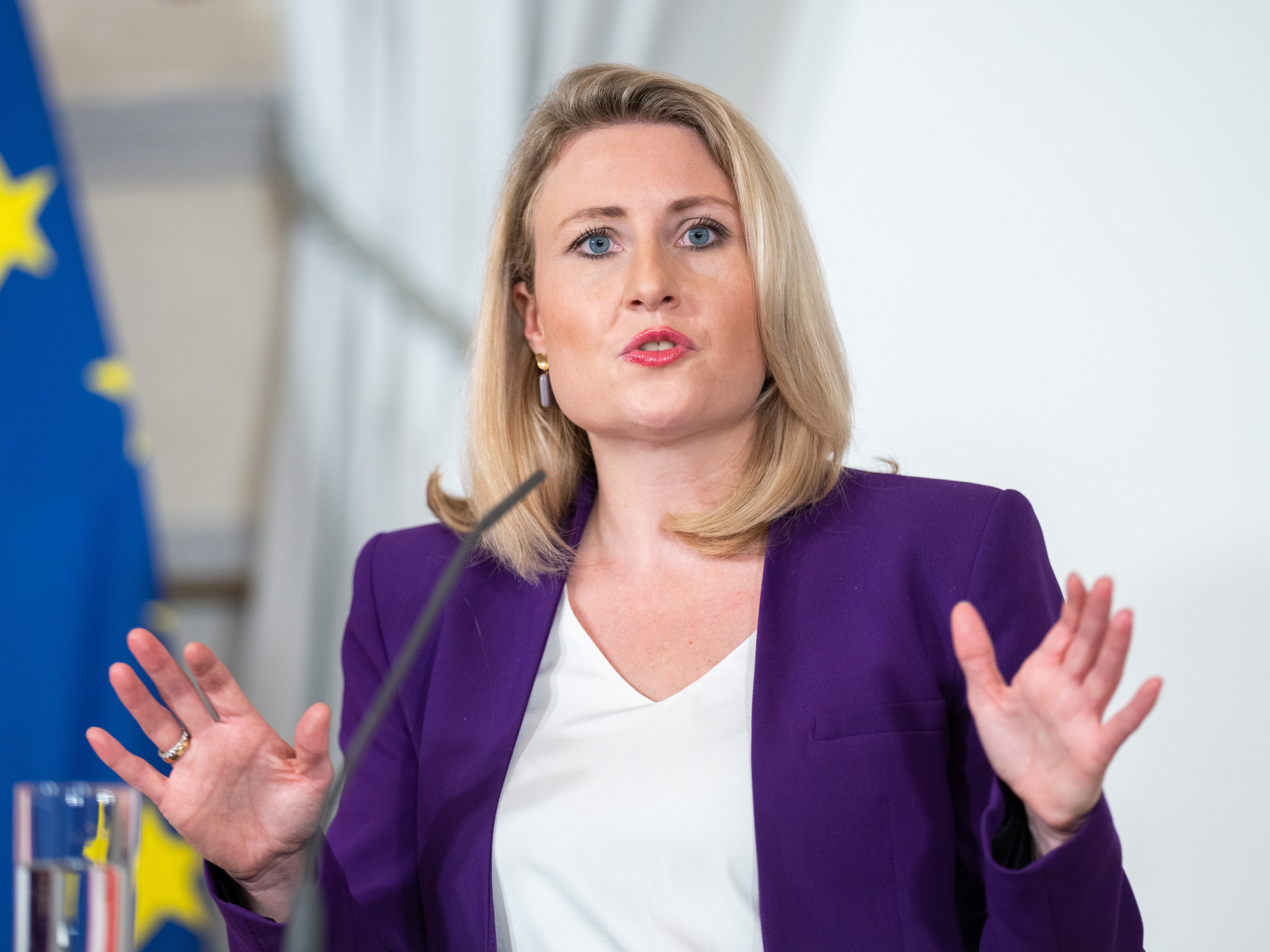 Medienministerin Susanne Raab (ÖVP) kündigte am Mittwoch an, dass terroritische Online-Inhalte künftig bei der Kommaustria gemeldet werden können. Medienministerin Susanne Raab (ÖVP) kündigte am Mittwoch an, dass terroritische Online-Inhalte künftig bei der Kommaustria gemeldet werden können.