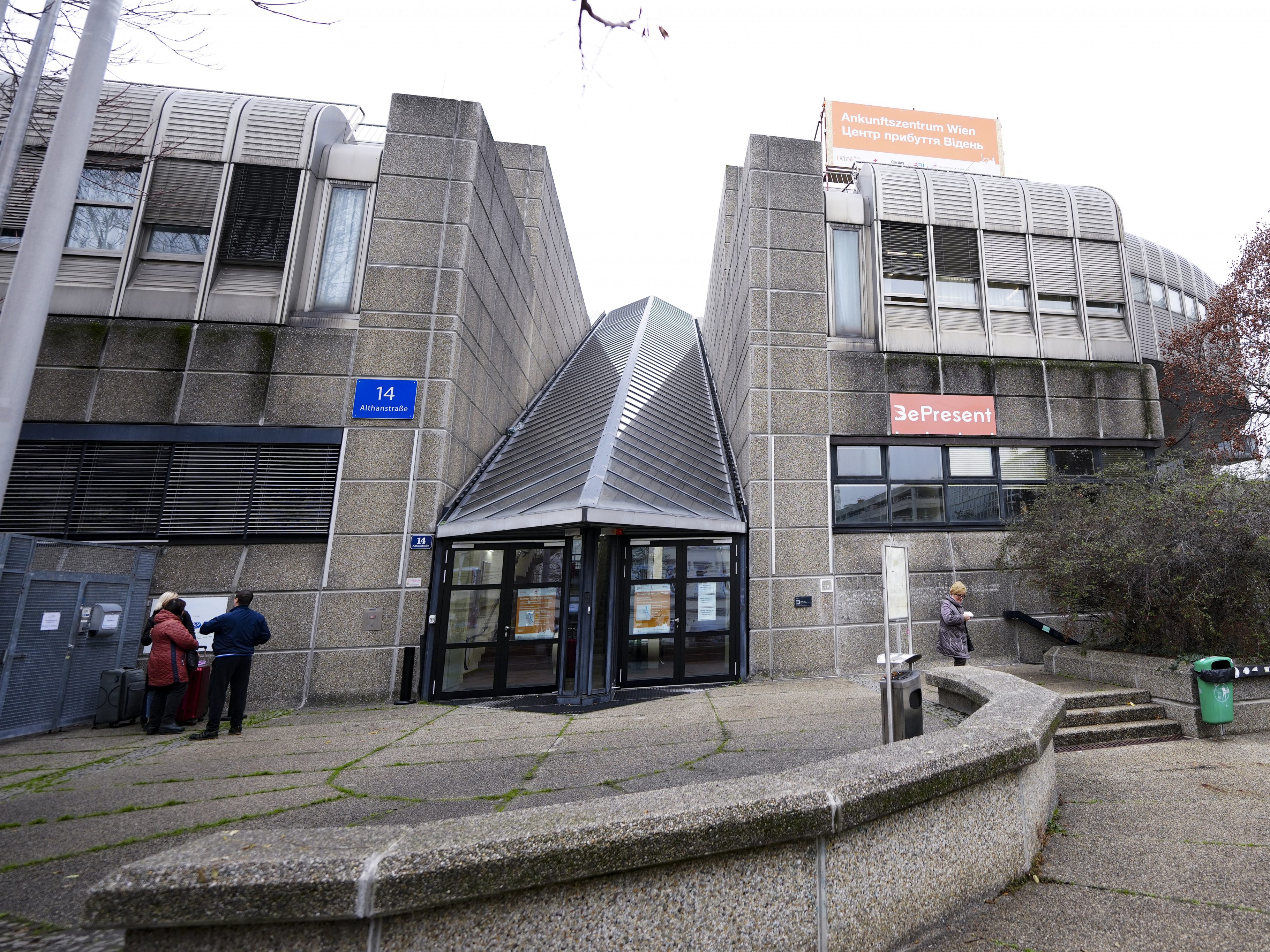 Das ehemalige Uni-Gebäude wurde zu einem Ankunftszentrum für Ukrainer umfunktioniert. Das ehemalige Uni-Gebäude wurde zu einem Ankunftszentrum für Ukrainer umfunktioniert.