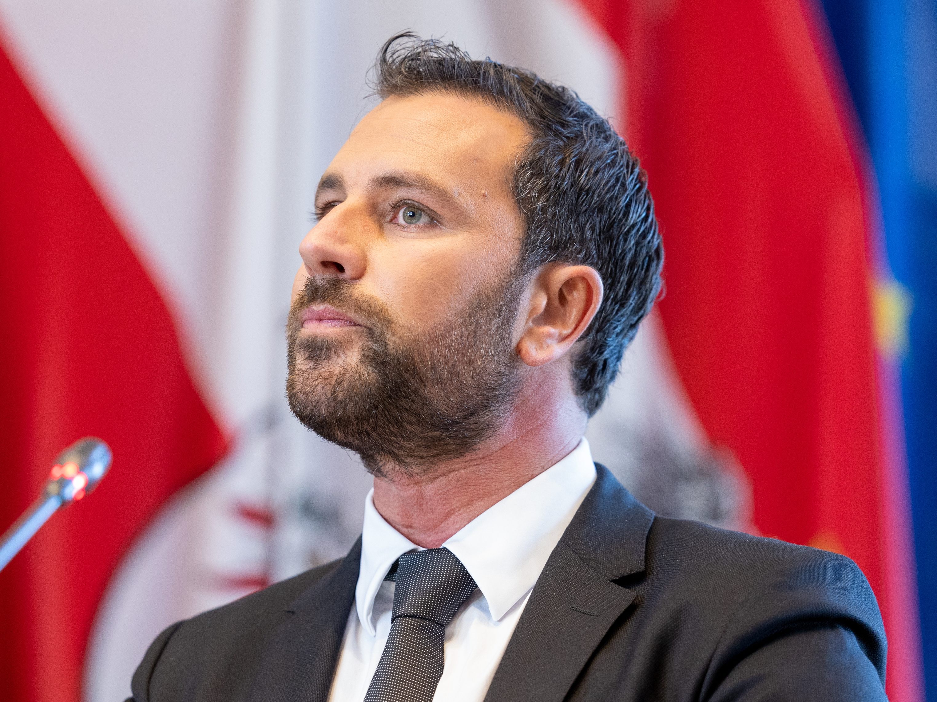 Georg Dornauer (SPÖ) hat die Entstehung zweier Container-Dörfer für Geflüchtete in Tirol angekündigt.