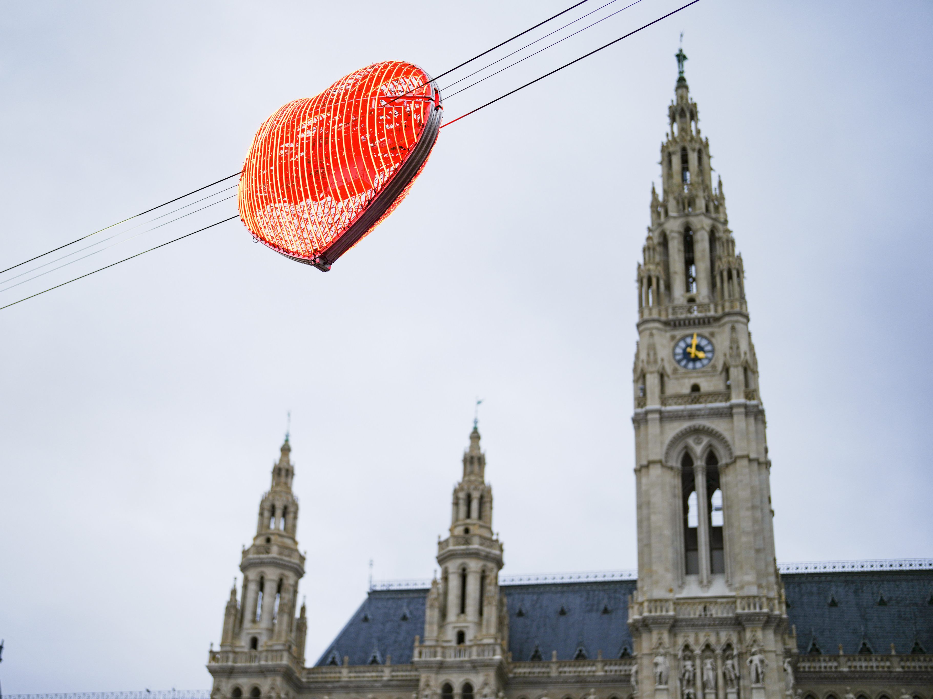 Neu beim Wiener Christkindlmarkt am Rathausplatz: Der "Herzerlflug". Neu beim Wiener Christkindlmarkt am Rathausplatz: Der "Herzerlflug".