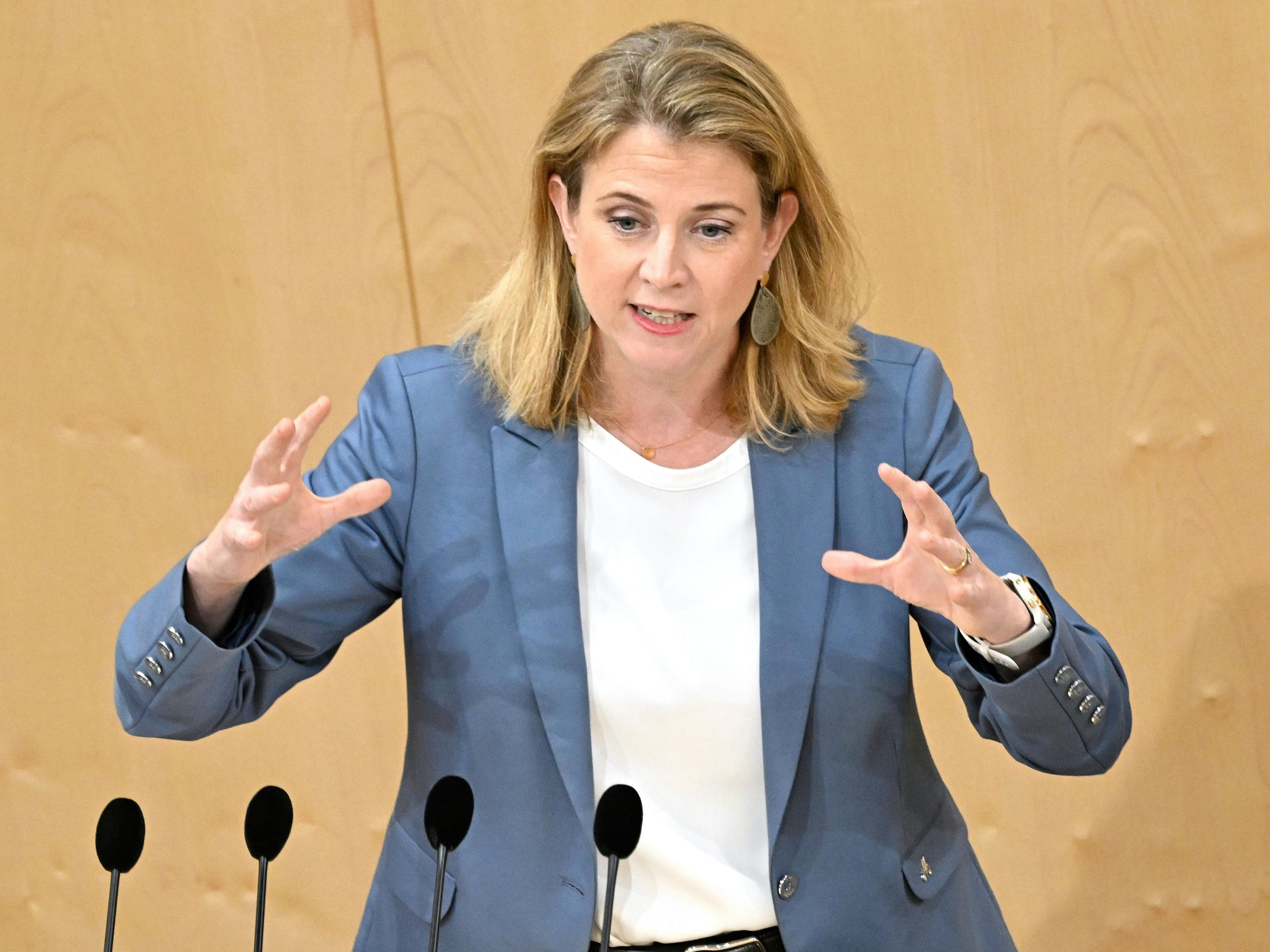 Meinl-Reisinger will den ÖVP-U-Ausschuss nur für Schmid verlängern. Meinl-Reisinger will den ÖVP-U-Ausschuss nur für Schmid verlängern.