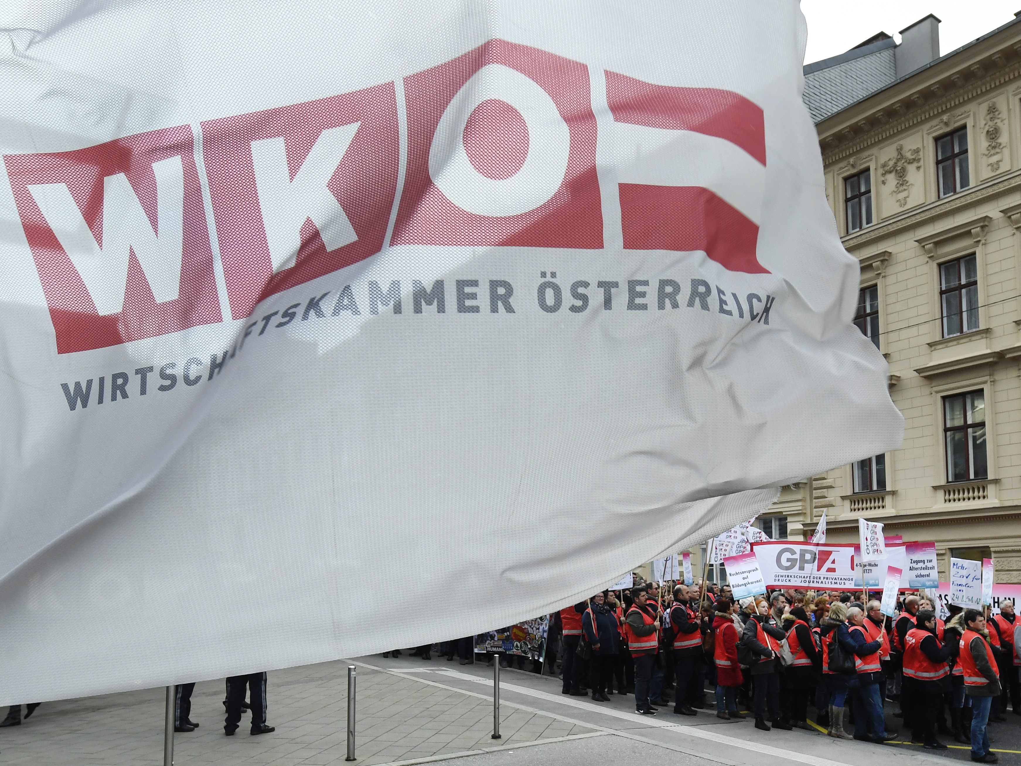 Sollte die fünfte Verhandlungsrunde rund um den Handels-KV am Dienstag platzen, steht ein Streik bevor. Sollte die fünfte Verhandlungsrunde rund um den Handels-KV am Dienstag platzen, steht ein Streik bevor.