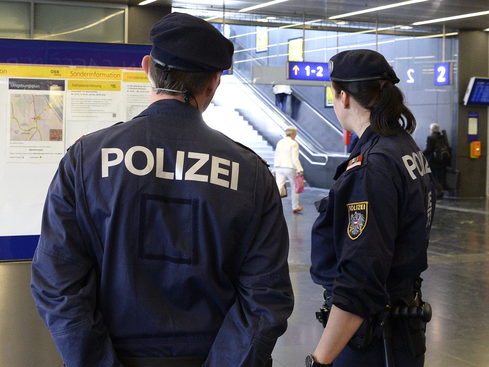 Polizisten verhafteten einer Randaliererin am Wiener Praterstern.