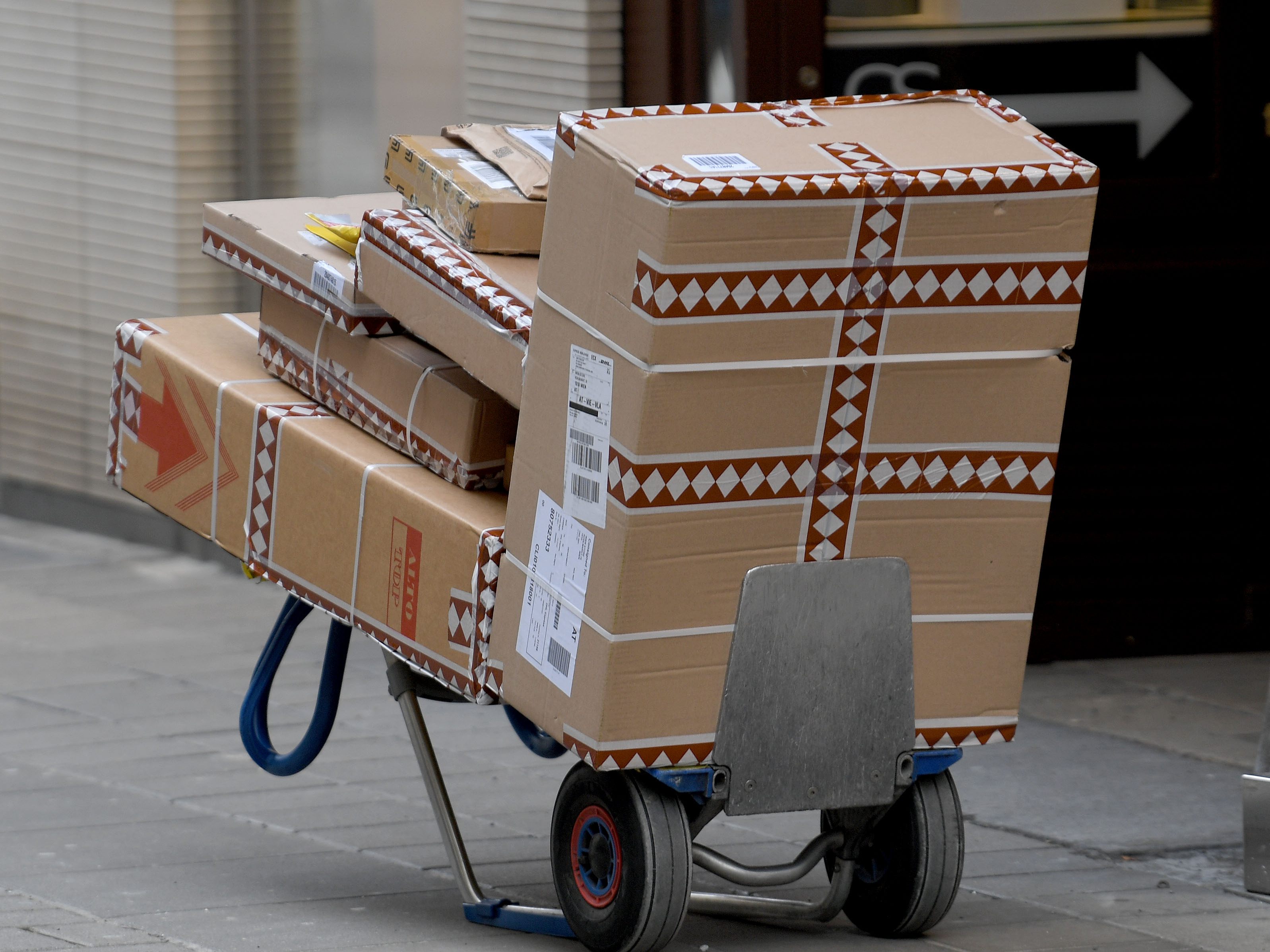 Die drei Räuber gaben sich als Paketzusteller aus und schlugen zu.